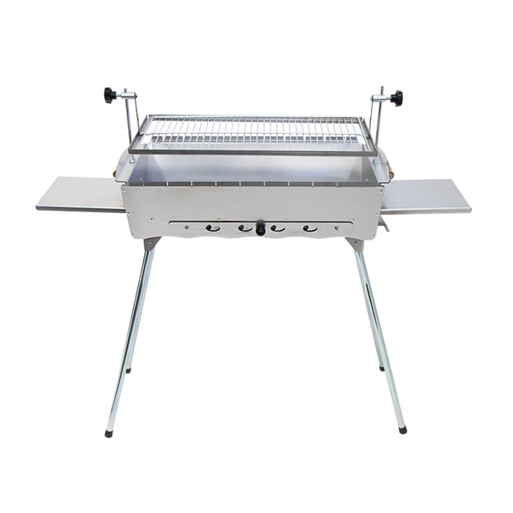 Ein silberner Grill mit ausklappbaren Beinen und seitlichen Ablagen.