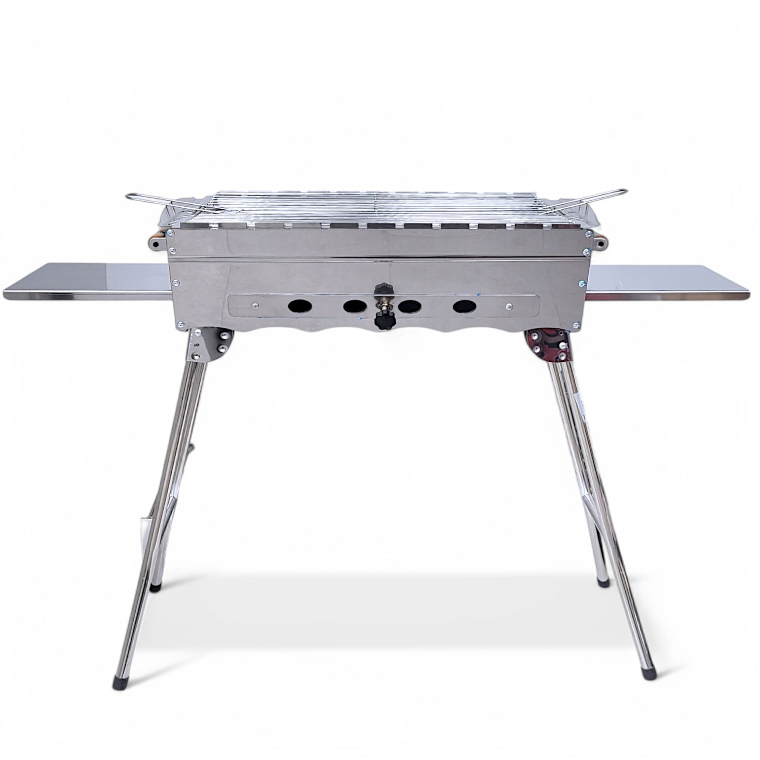 Ein silberner Grill mit ausklappbaren Beinen und seitlichen Ablagen auf weißem Hintergrund.