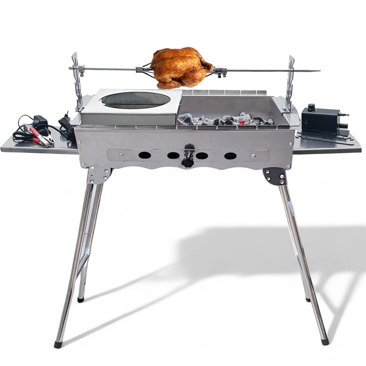 Ein goldbraunes Hähnchen rotiert über einem Grill mit Holzkohle.