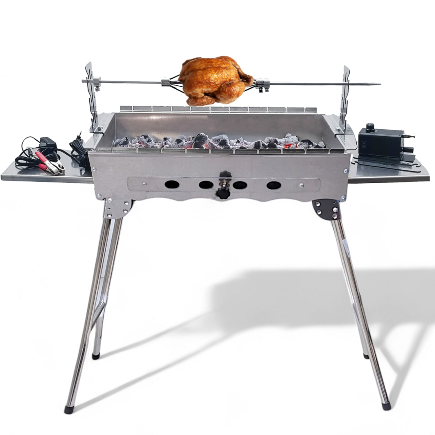 Ein Hähnchen dreht sich über einem Grill mit glühender Kohle und einem Motor.