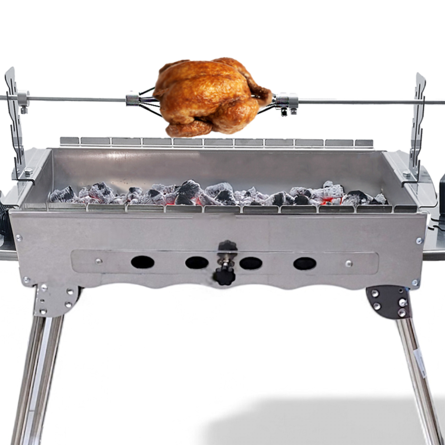 Ein ganzes Brathähnchen dreht sich über heißen Kohlen auf einem Silbergrill.