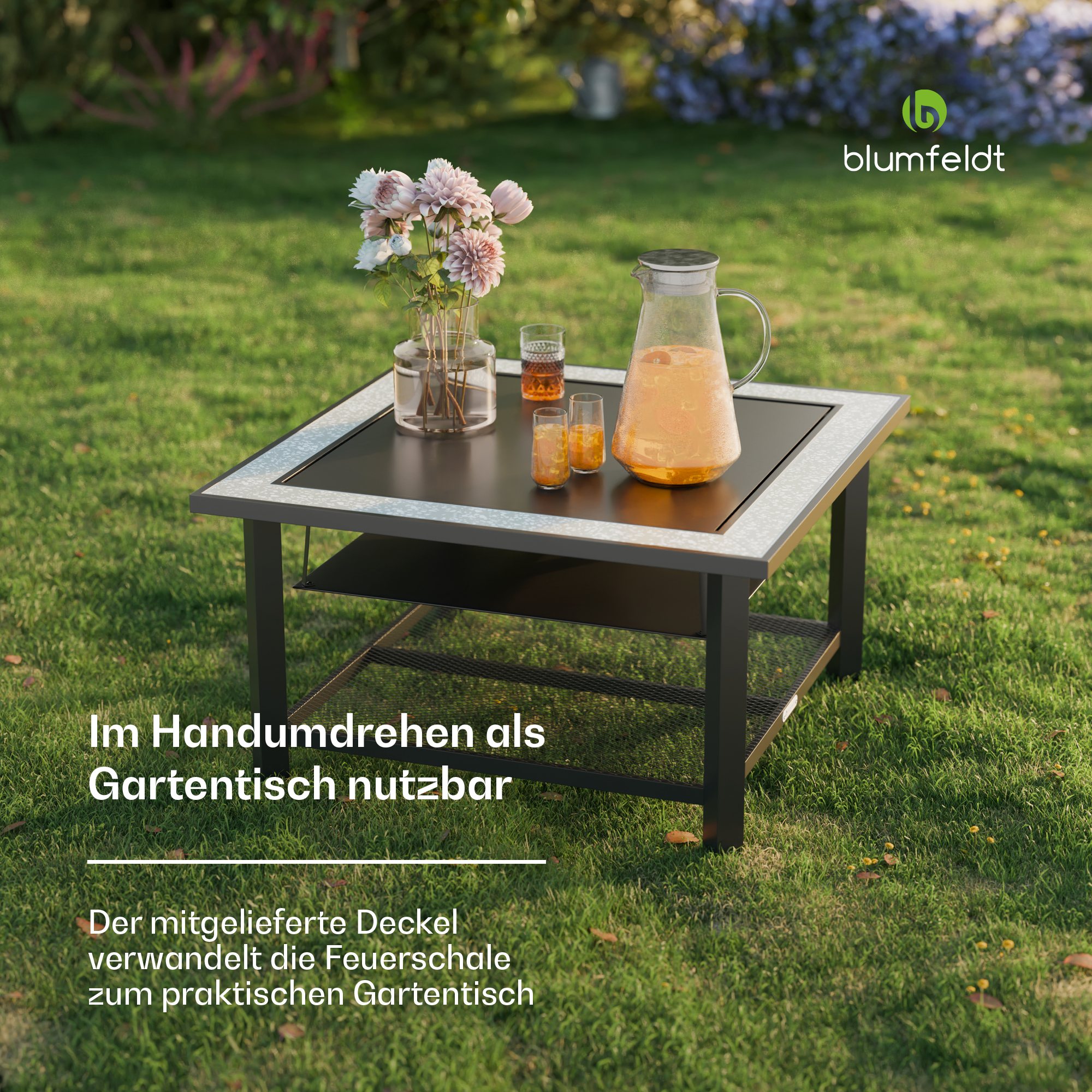 Ein Gartentisch mit Getränken und Blumen im Freien auf Rasen.