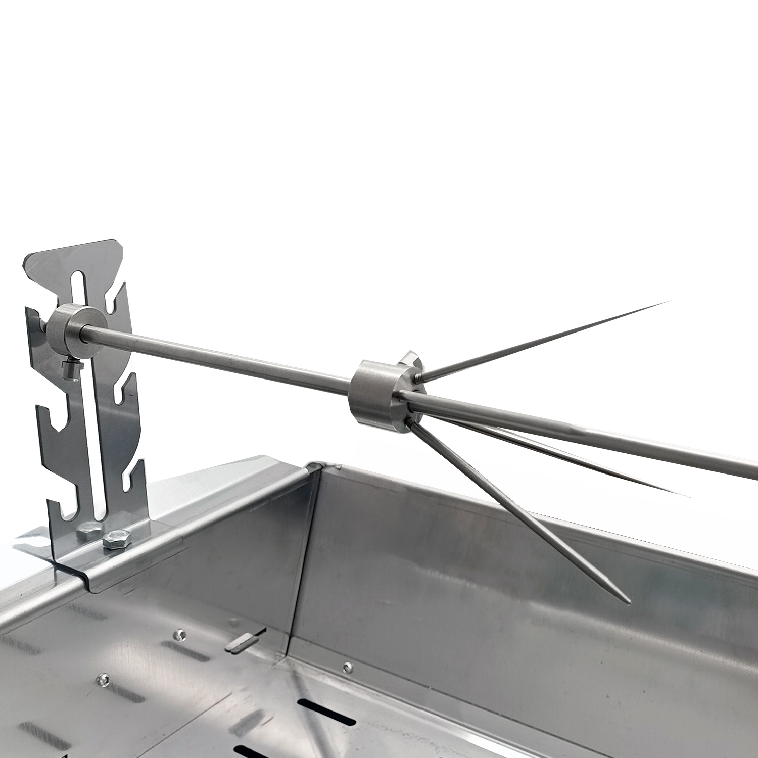 Metall-Rotisserie-Spieß mit scharfen Zinken über einer Edelstahl-Grillbox.