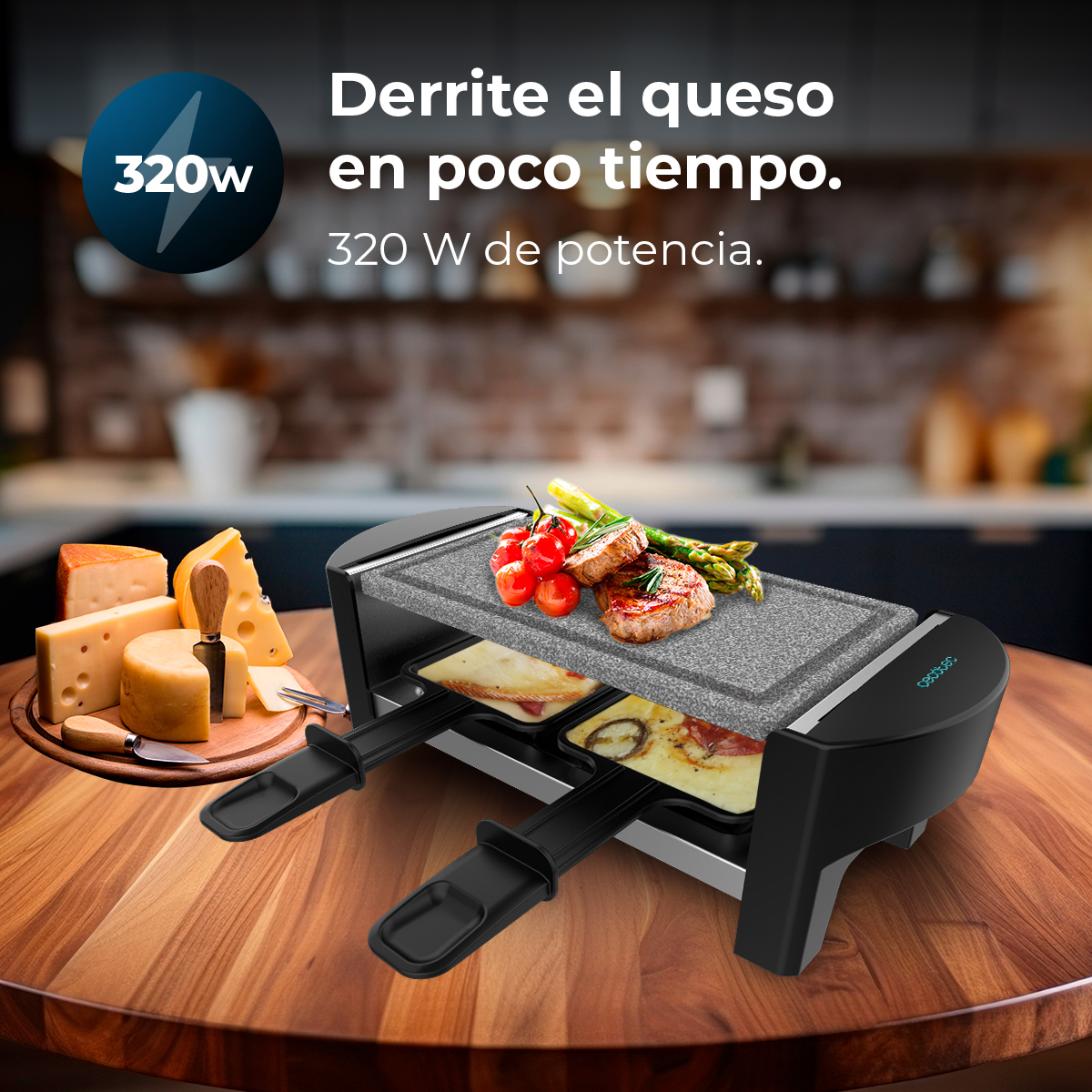 Ein Raclette-Grill mit Käse, Steaks, Tomaten und Spargel auf einem Holztisch.