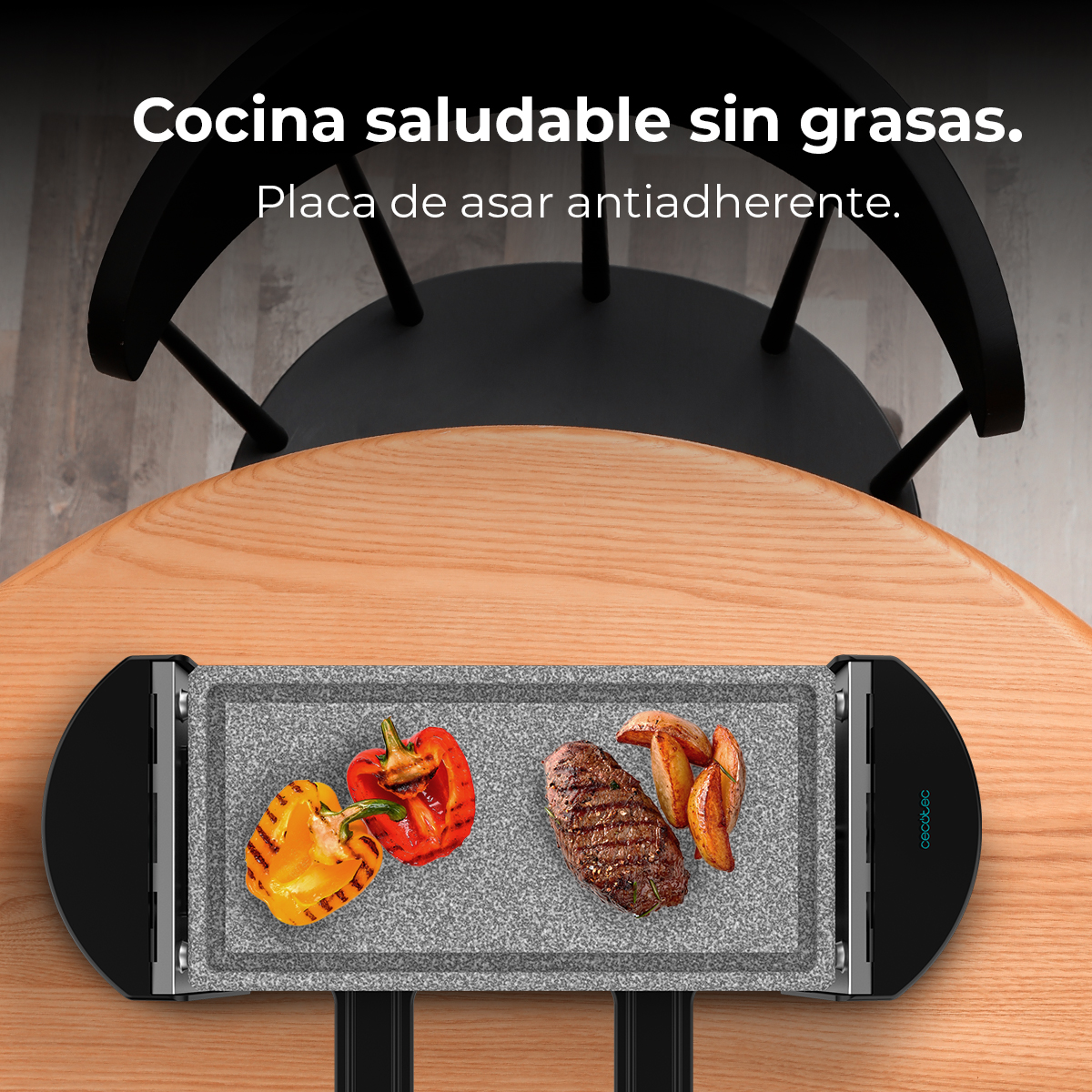 Ein Grill mit Steak, Kartoffeln und Paprika auf einem Holztisch.