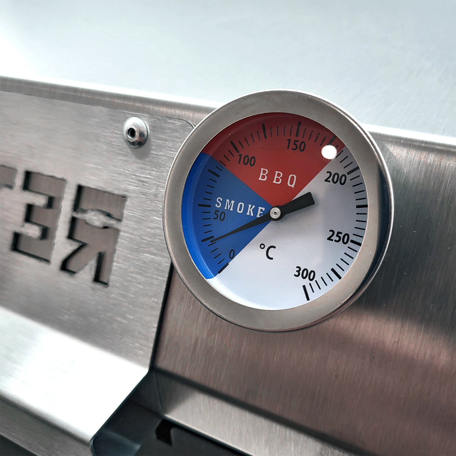 Ein Thermometer zeigt 50°C für Rauch, 150°C für BBQ und 300°C an.