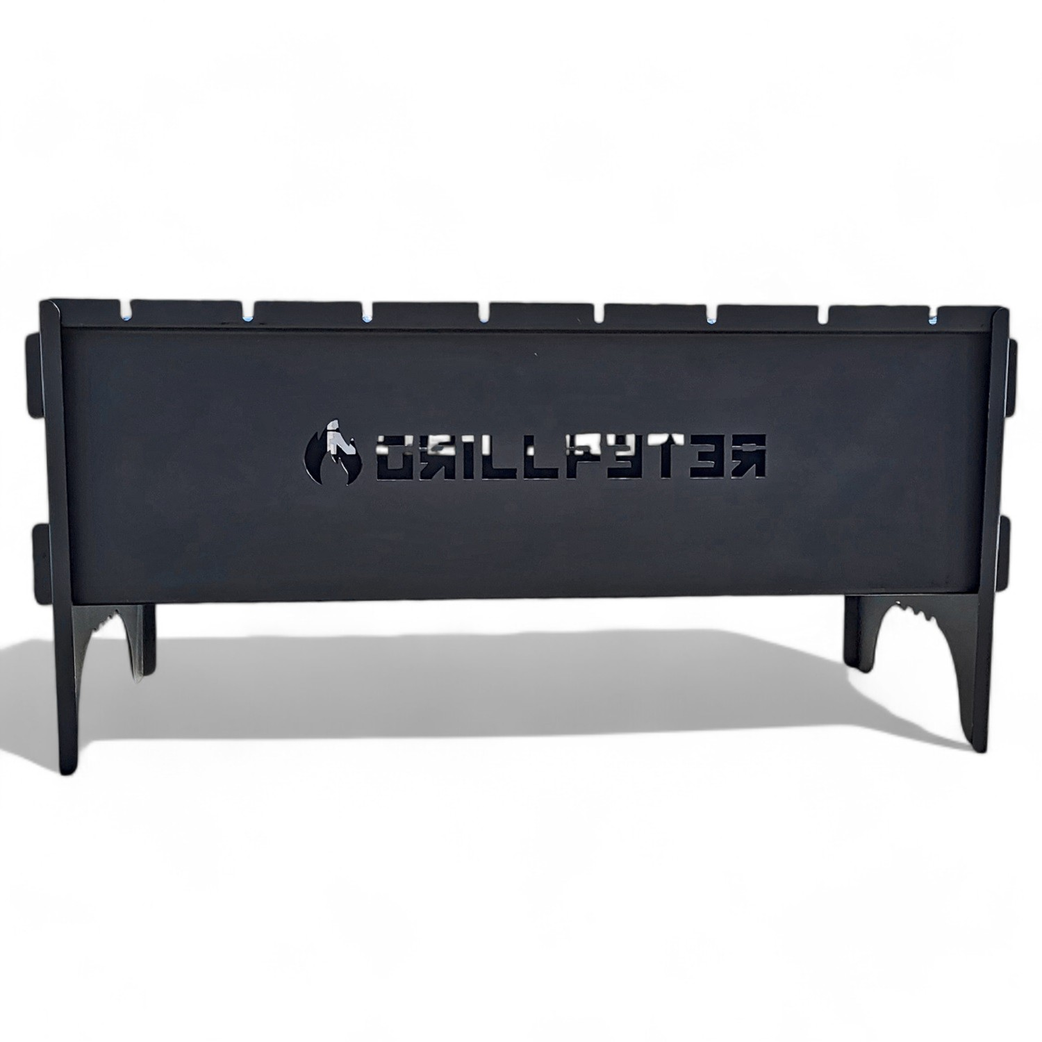 Schwarzer Metallgrill mit vier Beinen und eingraviertem Logo.