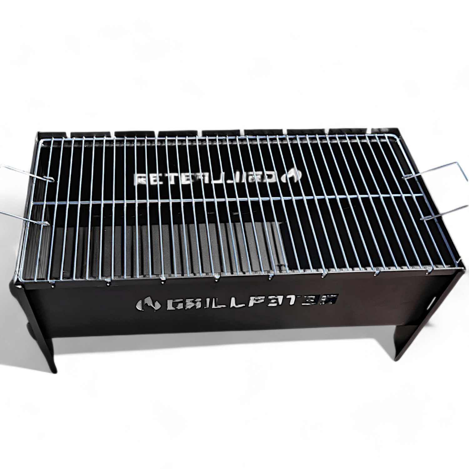 Ein schwarzer tragbarer Grill mit silbernem Rost und Griffen. Logo seitlich sichtbar.