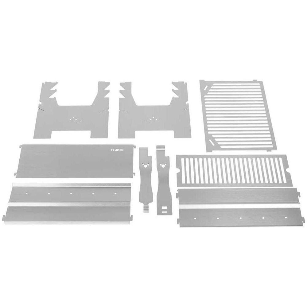 Ein Satz silberner Metallteile für einen Grill, auf weißem Hintergrund.
