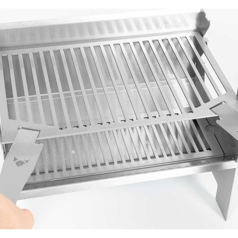 Ein silberner Grill mit mehreren Rosten. Ein Teil des Grills ist offen.