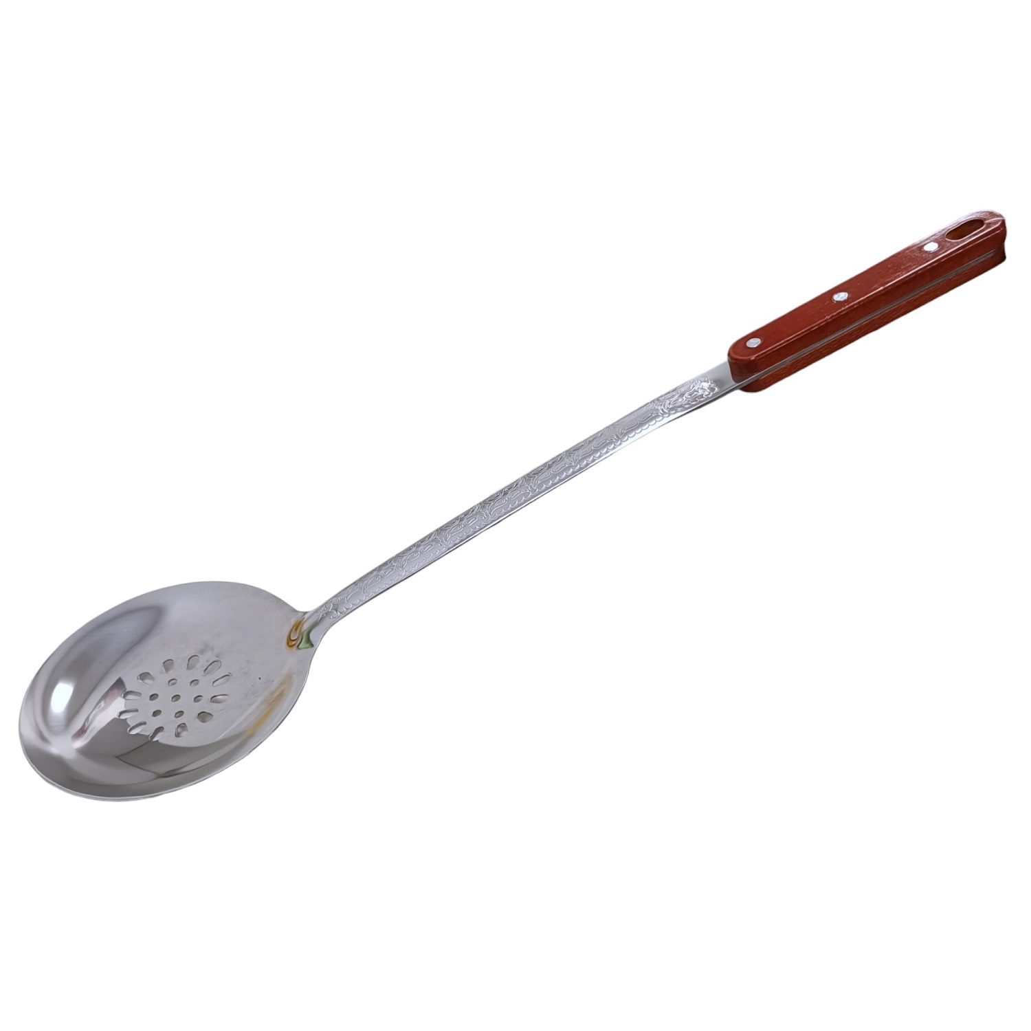 Ein gelochter Schöpflöffel aus Metall mit braunem Holzgriff.