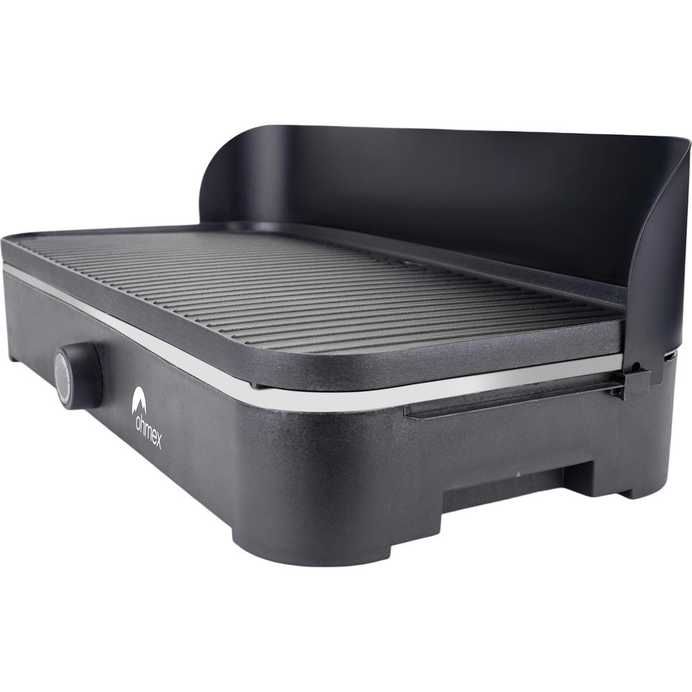 Gril électrique noir avec surface de cuisson nervurée et pare-éclaboussures surélevé.