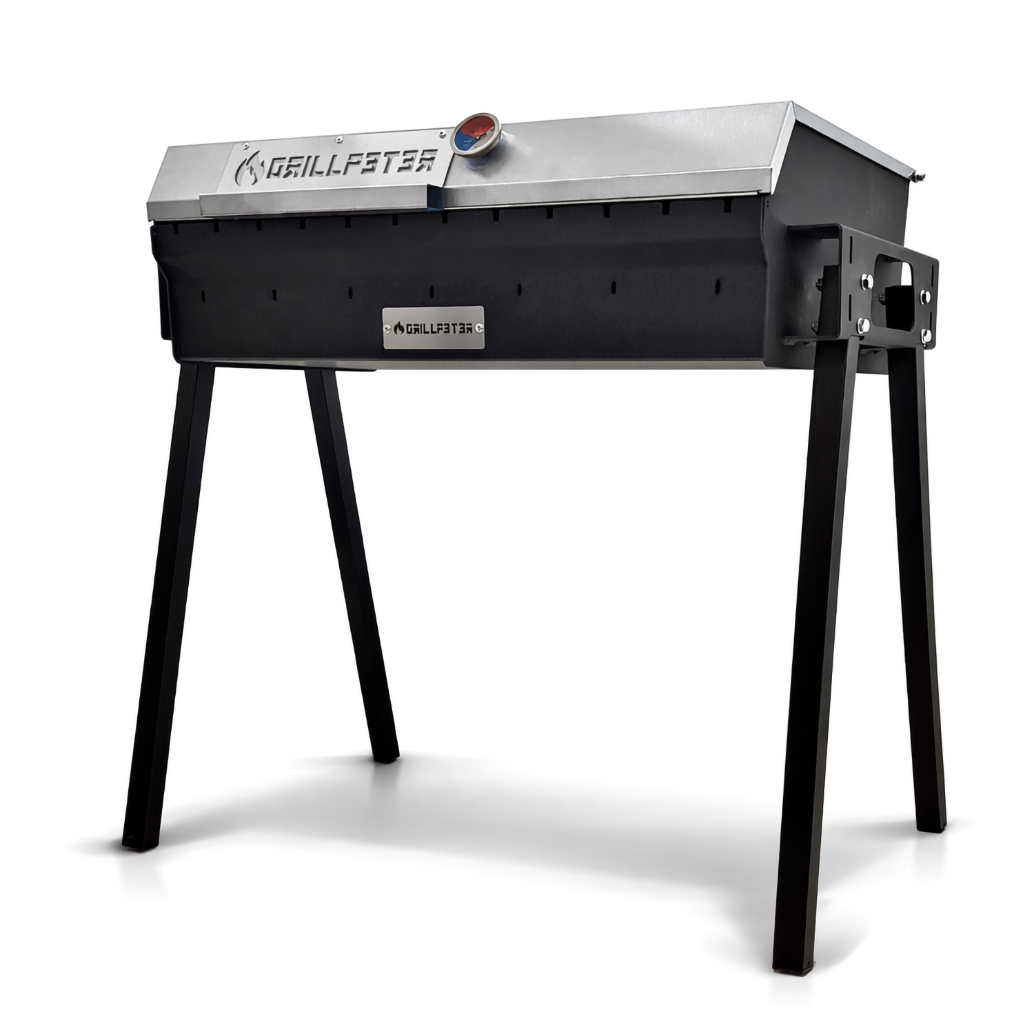 Ein schwarzer Grillfester Grill mit silbernem Deckel und Thermometer steht auf vier Beinen.