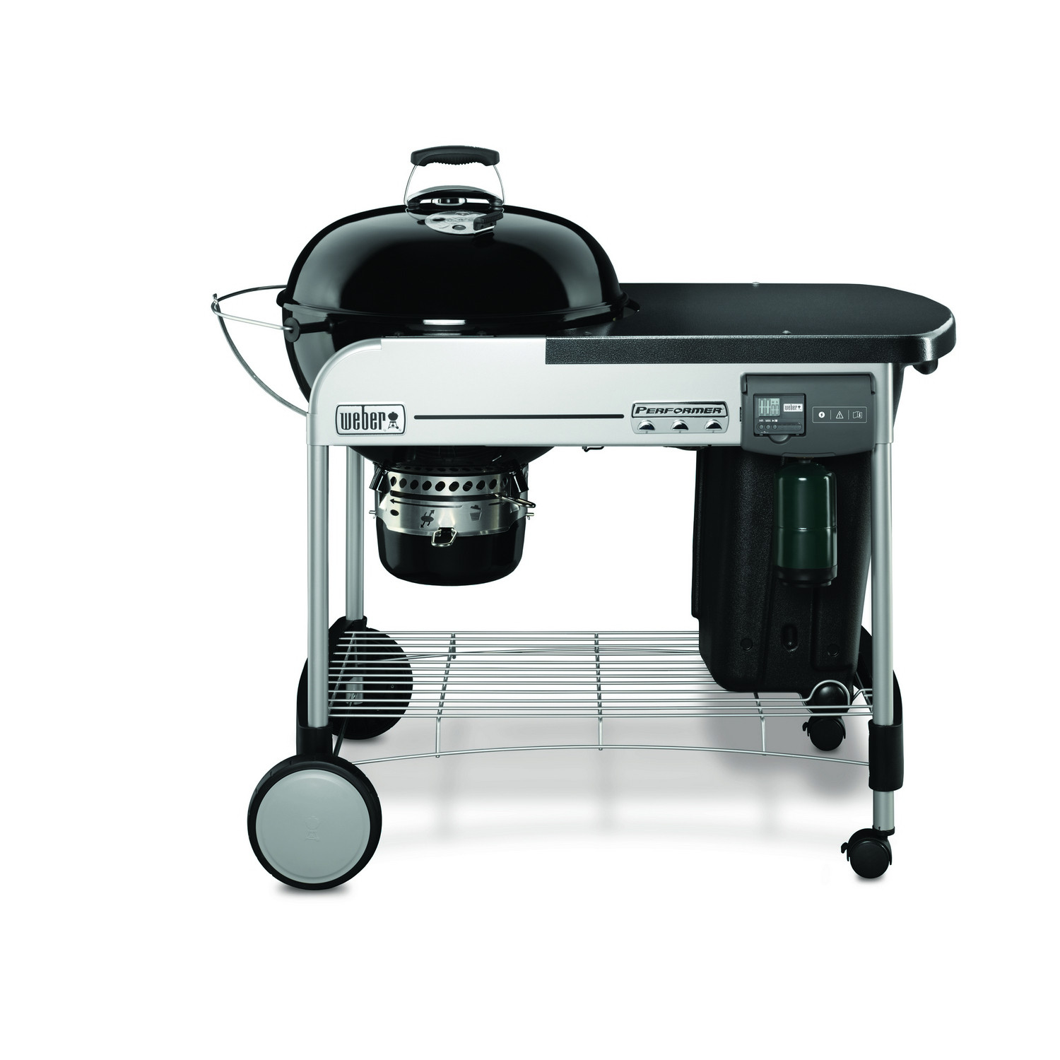 Gümüş çerçeveli ve tekerlekli siyah bir Weber ızgara.