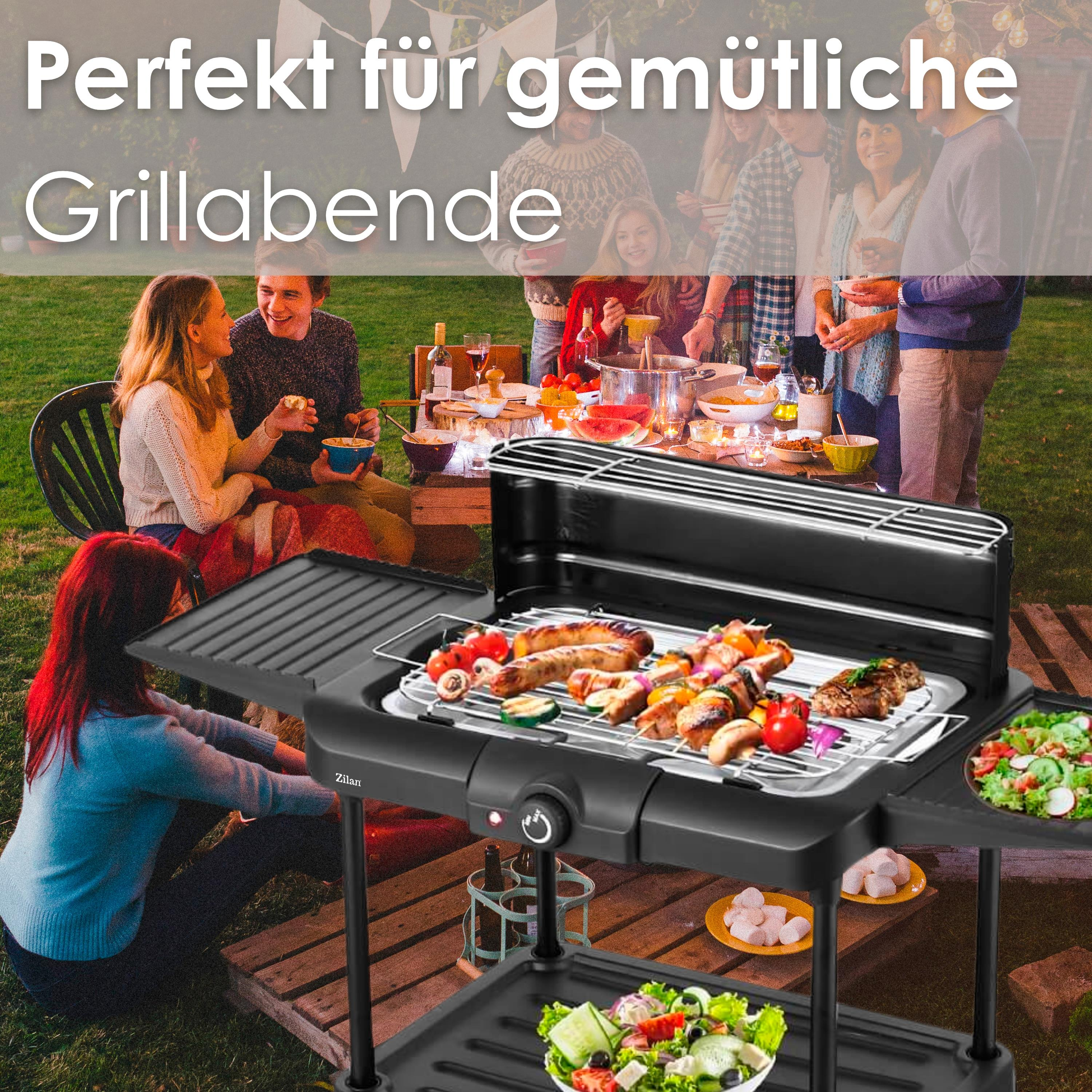 Grill mit Würstchen, Fleischspießen und Salat, Freunde grillen im Garten.