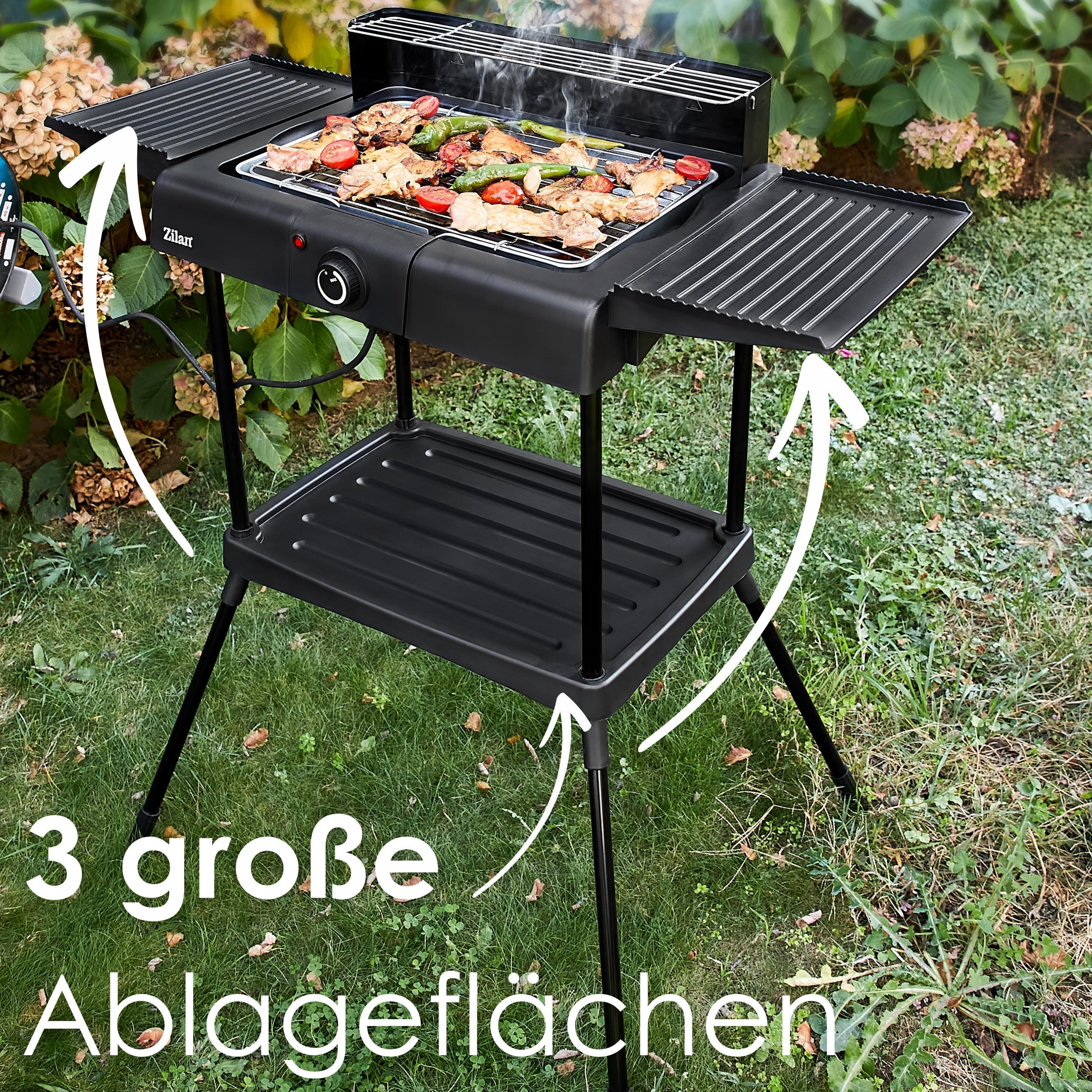 Ein schwarzer Elektrogrill mit gegrilltem Fleisch und Gemüse im Freien.
