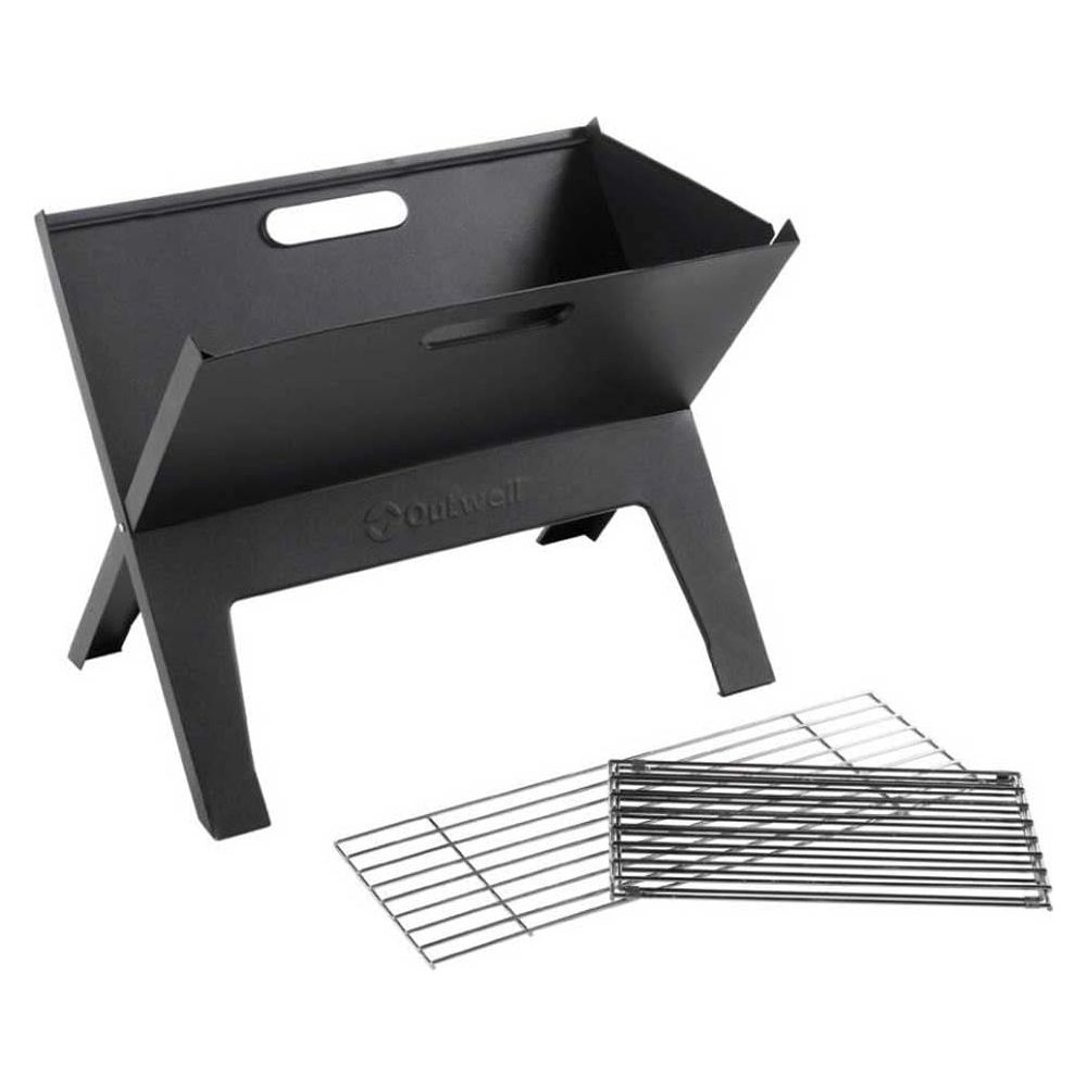 Ein schwarzer Metall-Feuerkorb mit zwei Grillrosten davor.
