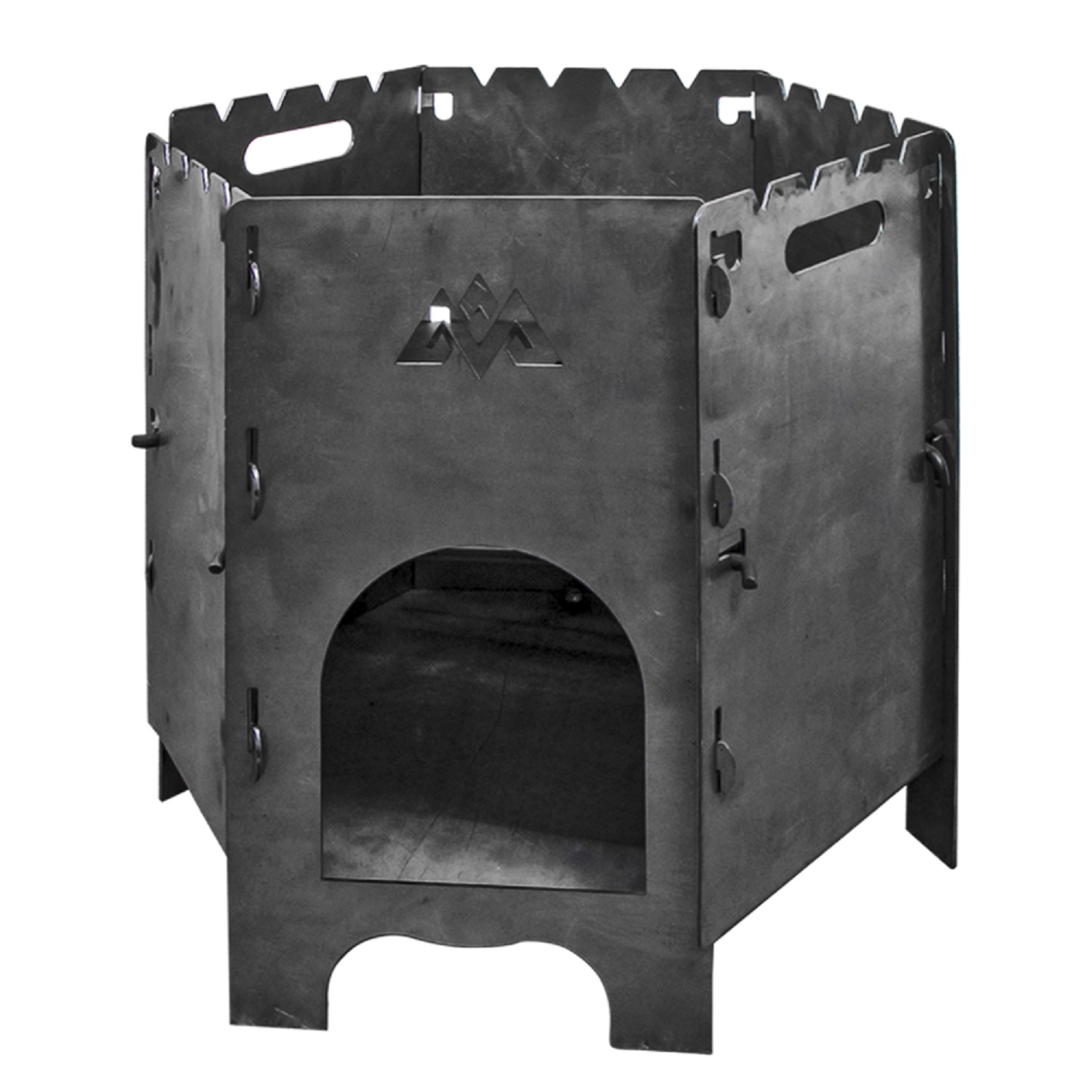 Ein sechseckiger Metall-Feuerkorb mit Bergmotiv und offenem Eingang.