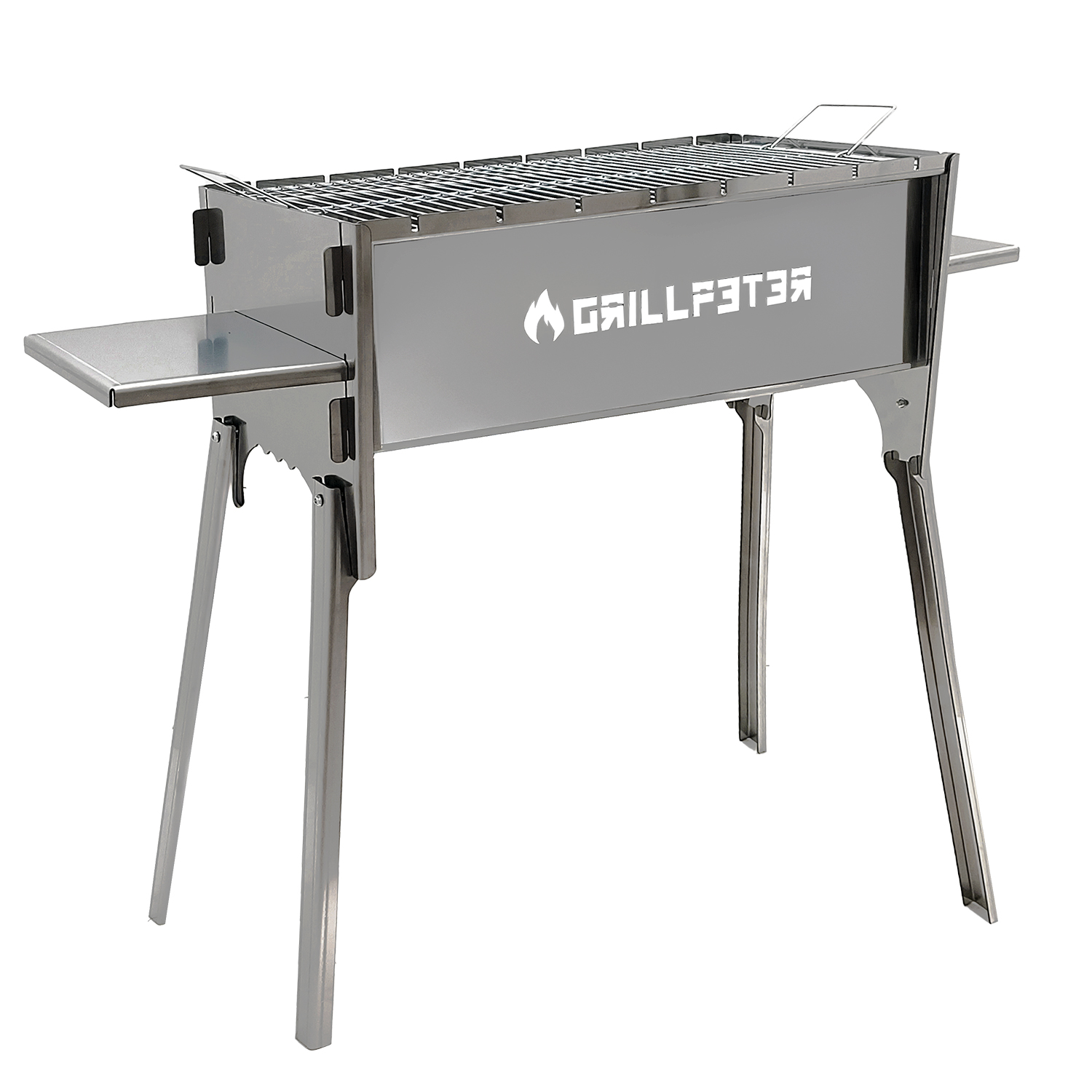 Ein silberner Grill mit ausklappbaren Beinen und einem Logo auf der Seite.
