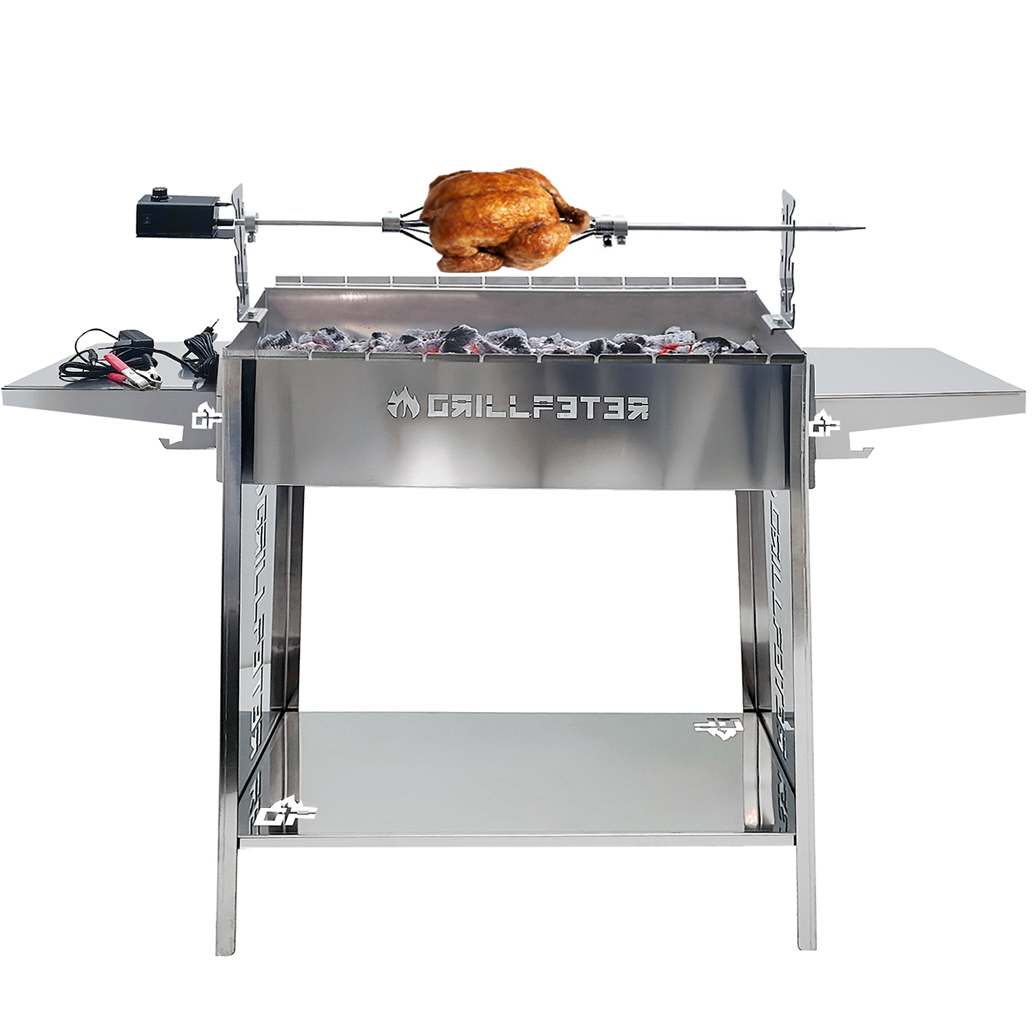 Ein goldbraun gebratenes Hähnchen dreht sich auf einem Drehspieß über glühenden Kohlen in einem silbernen Grill.