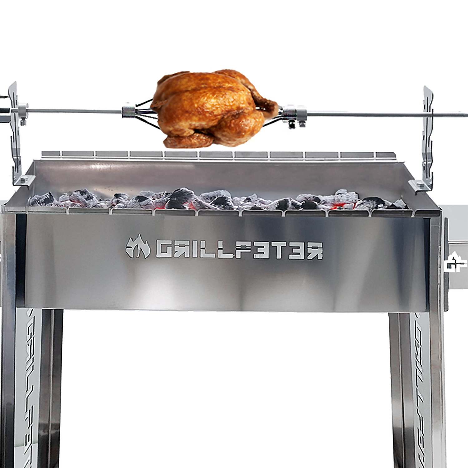 Ein gebräunter Brathähnchen dreht sich über glühenden Kohlen auf einem Grill.