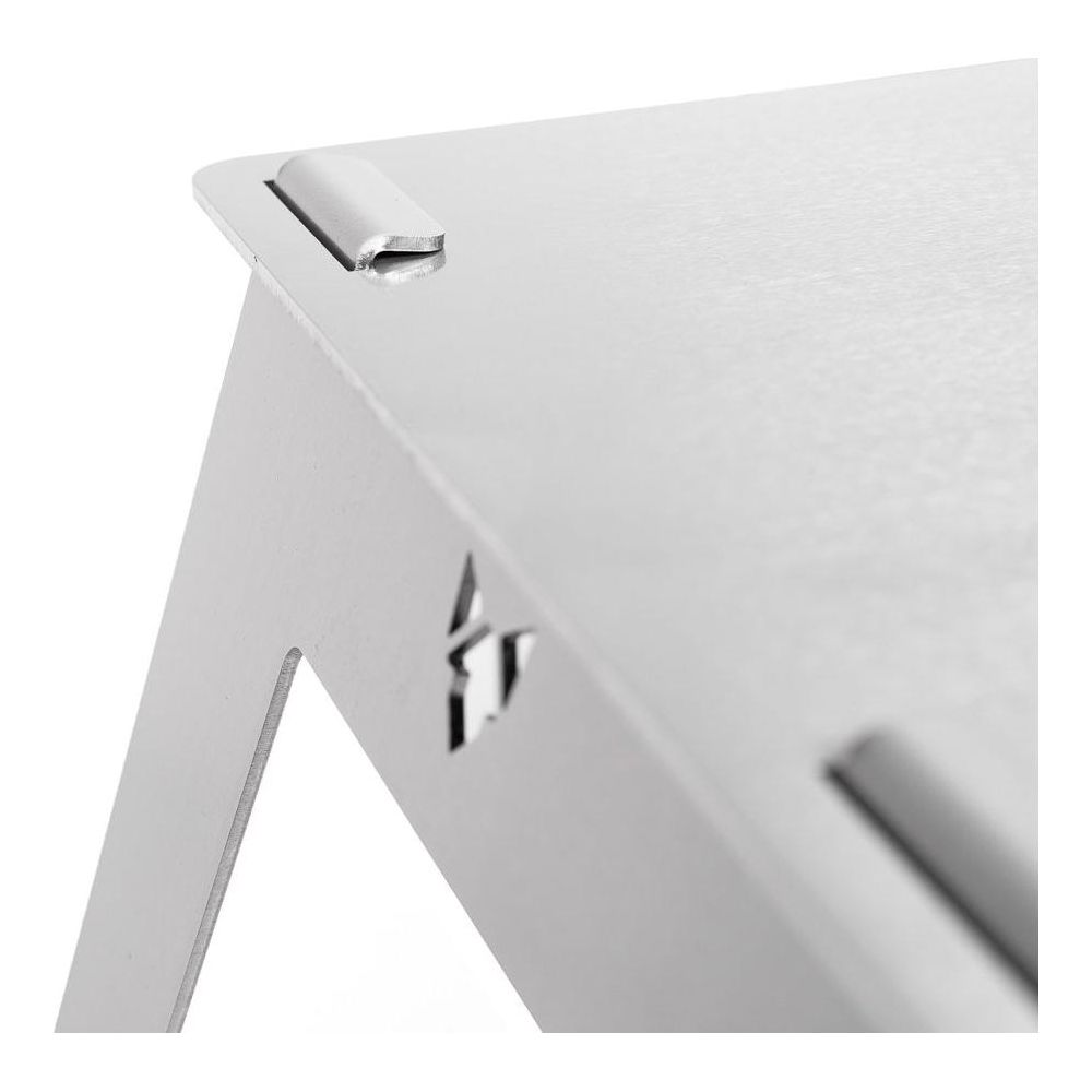 Detailaufnahme einer silbernen Metallstruktur mit Ausschnitten.