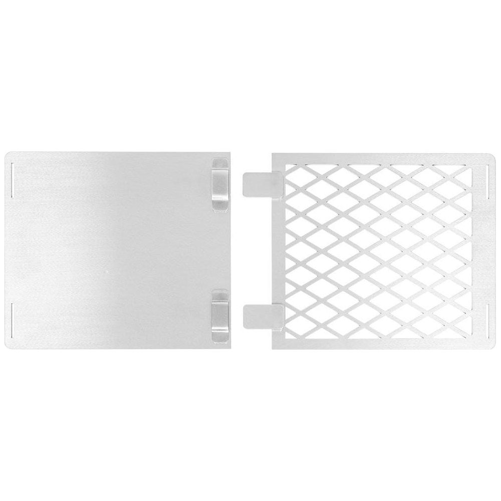 Ein flaches, silbernes Metallteil links und ein vergittertes Metallteil rechts.