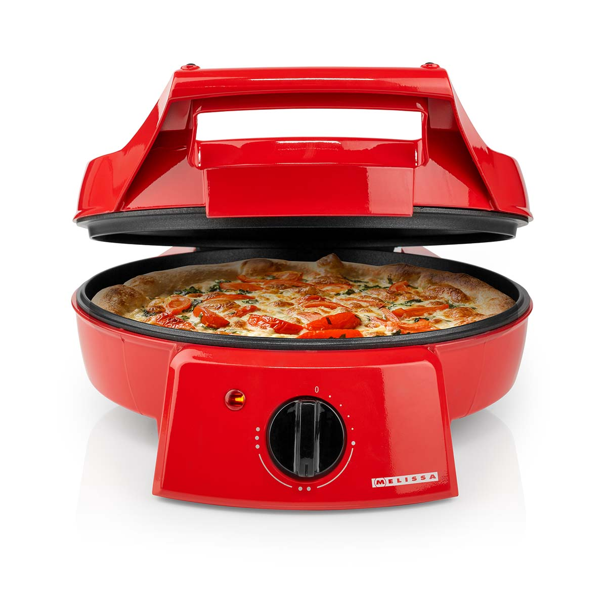 Czerwony piec do pizzy z otwartą pokrywą, pokazujący pizzę z pomidorami i serem.