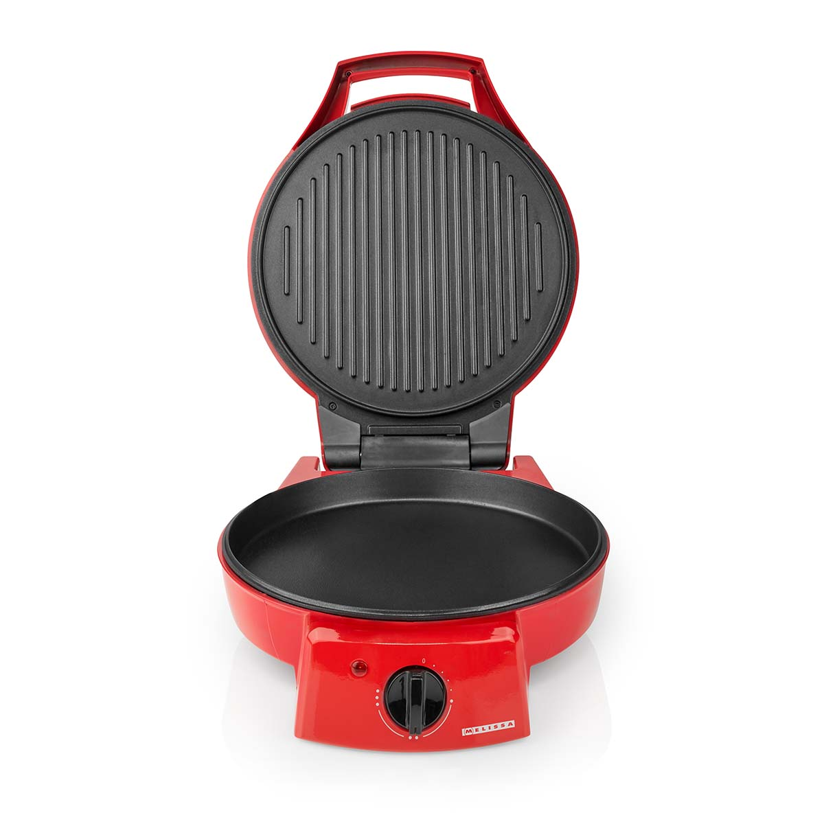 Czerwony grill kontaktowy z górną płytą żebrowaną i płaską płytą dolną.
