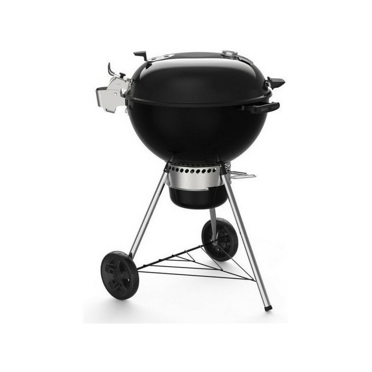 Ein schwarzer Kugelgrill auf drei Beinen mit zwei Rädern, isoliert auf weißem Hintergrund.