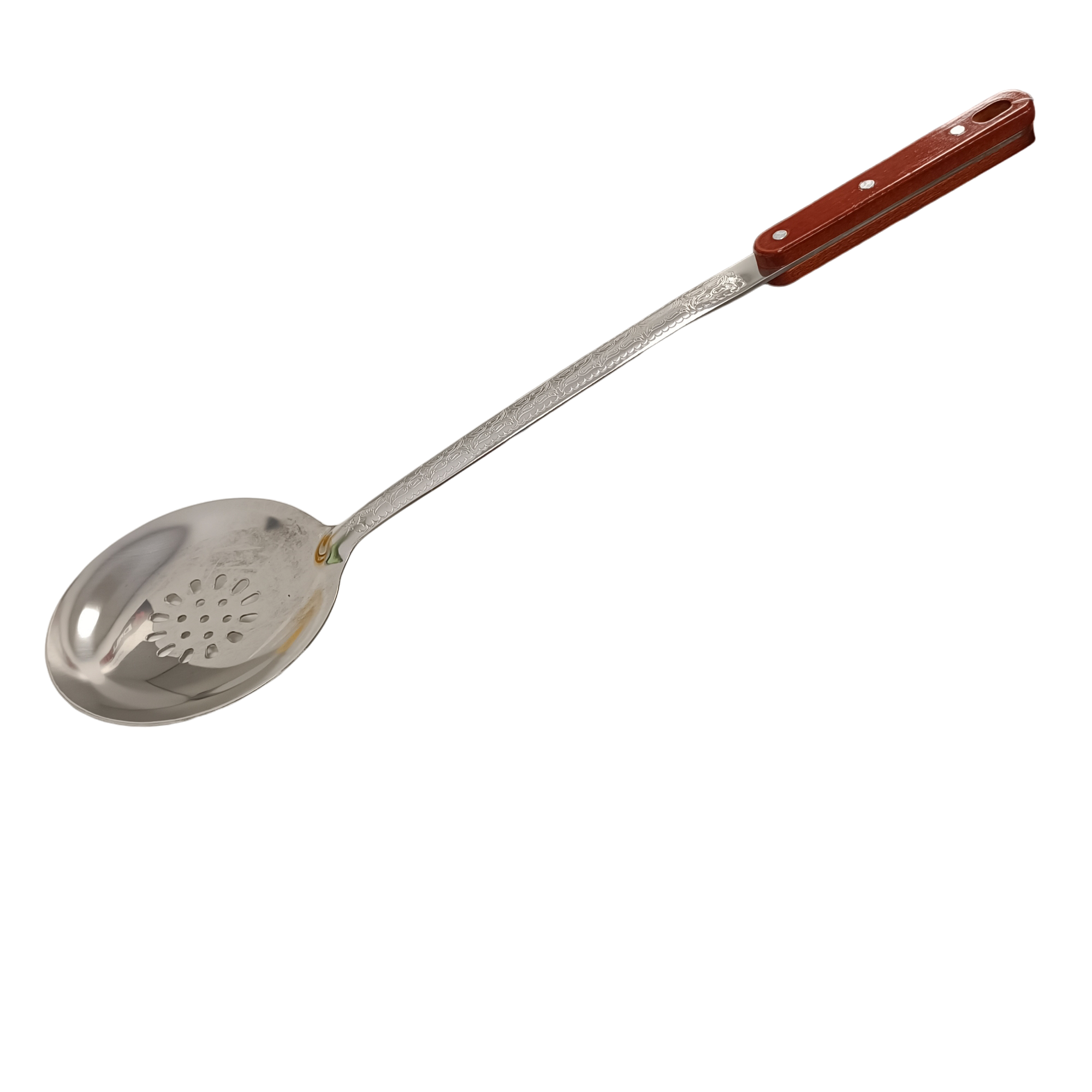Eine Lochkelle mit Holzgriff, gegen schwarzen Hintergrund.