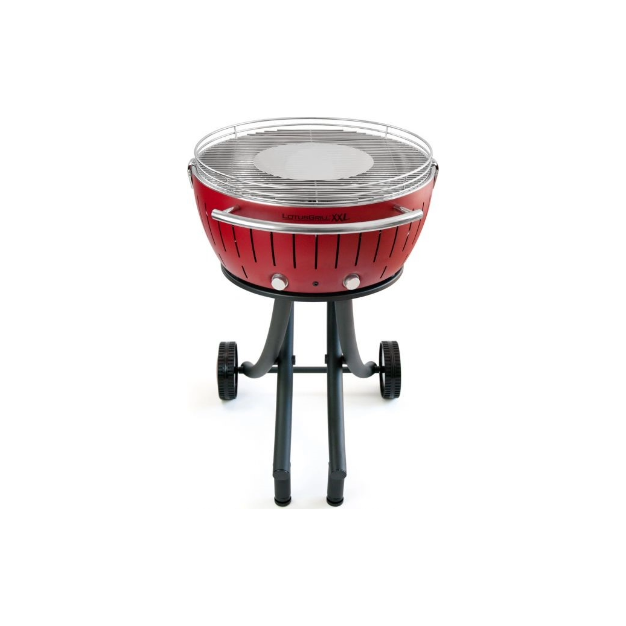 Ein roter Lotusgrill XXL mit Chromgriffen und Rädern auf weißem Hintergrund.