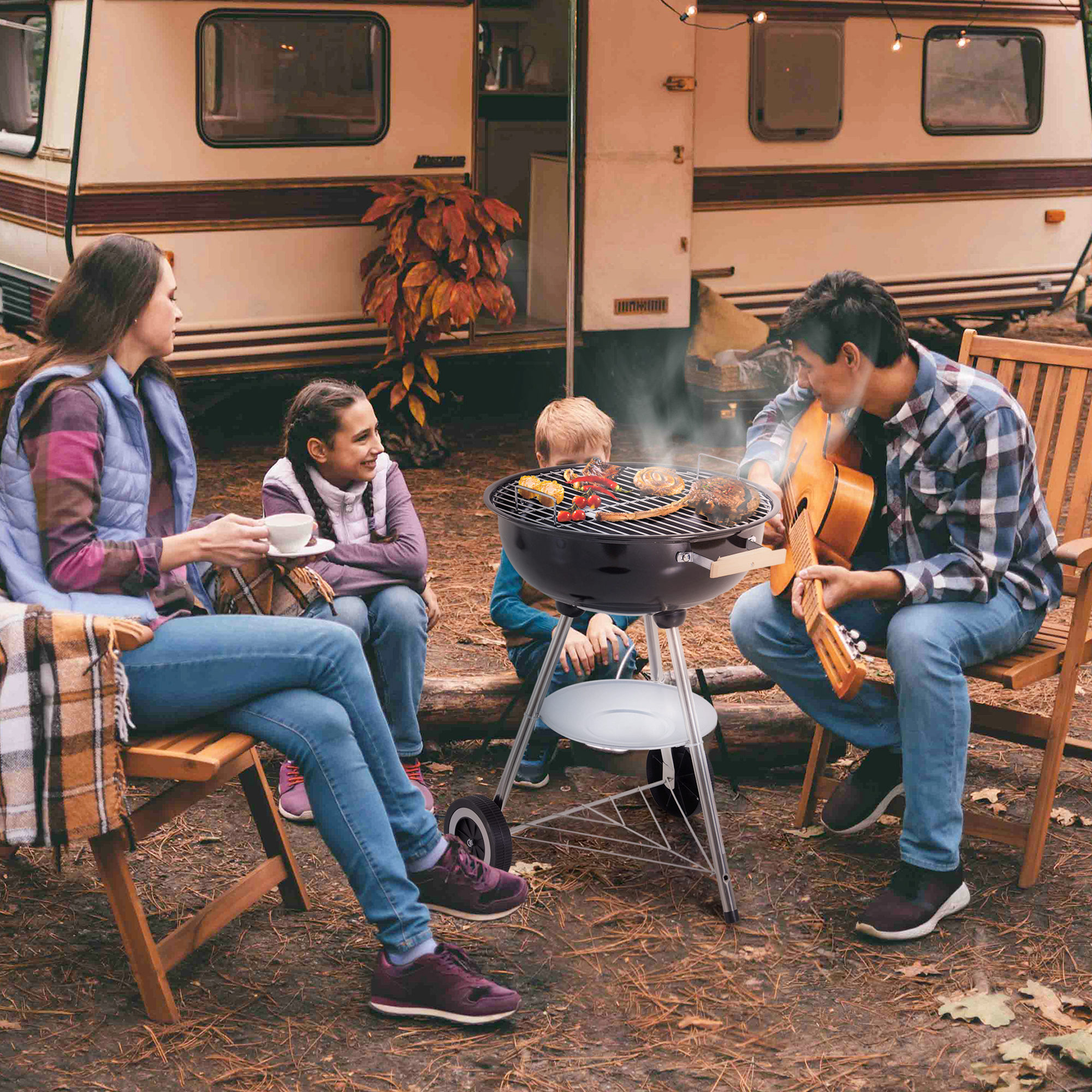 Famiglia griglia davanti a camper, uomo suona la chitarra. Fumo sale.