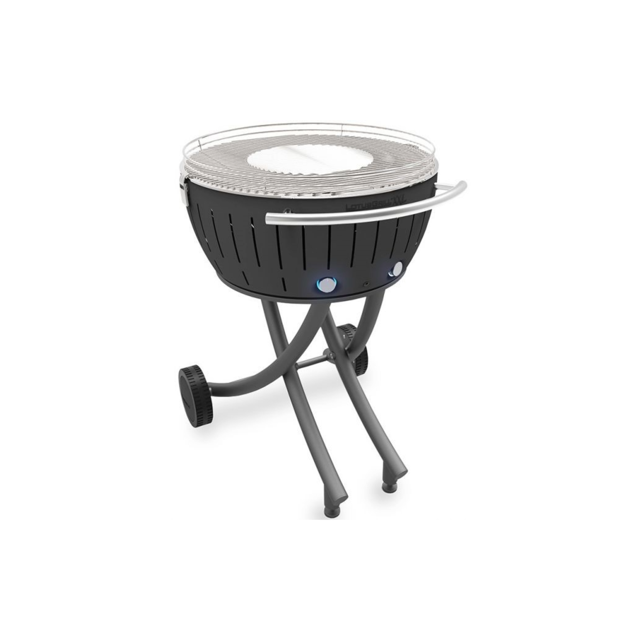 Ein schwarzer Grill mit Rädern und einem silbernen Griff. Auf weißem Hintergrund.
