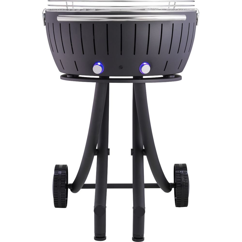 Ein schwarzer Grill auf Beinen mit Rädern und blauen Lichtern.