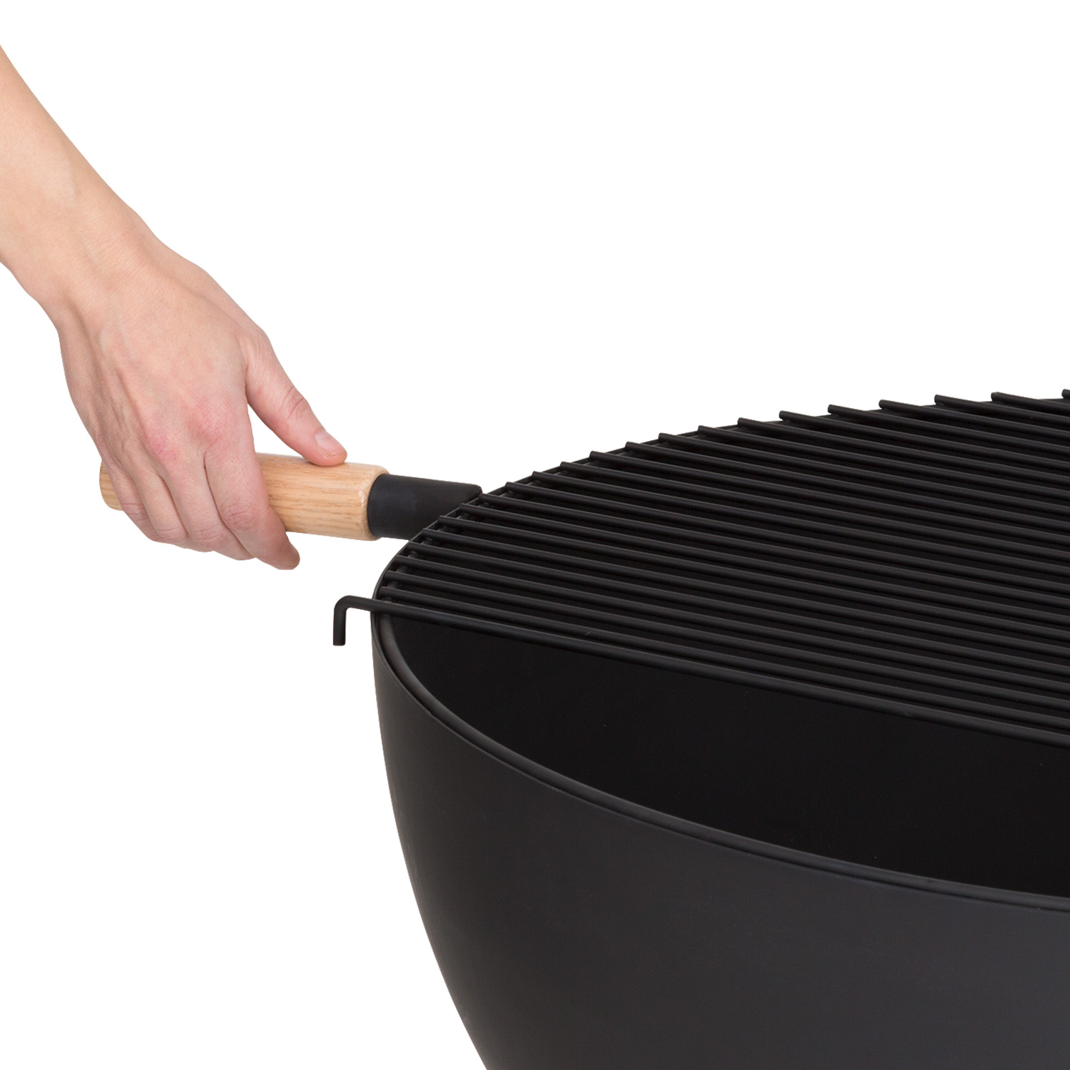 Eine Hand hält einen Holzgriff an einem schwarzen Grill.