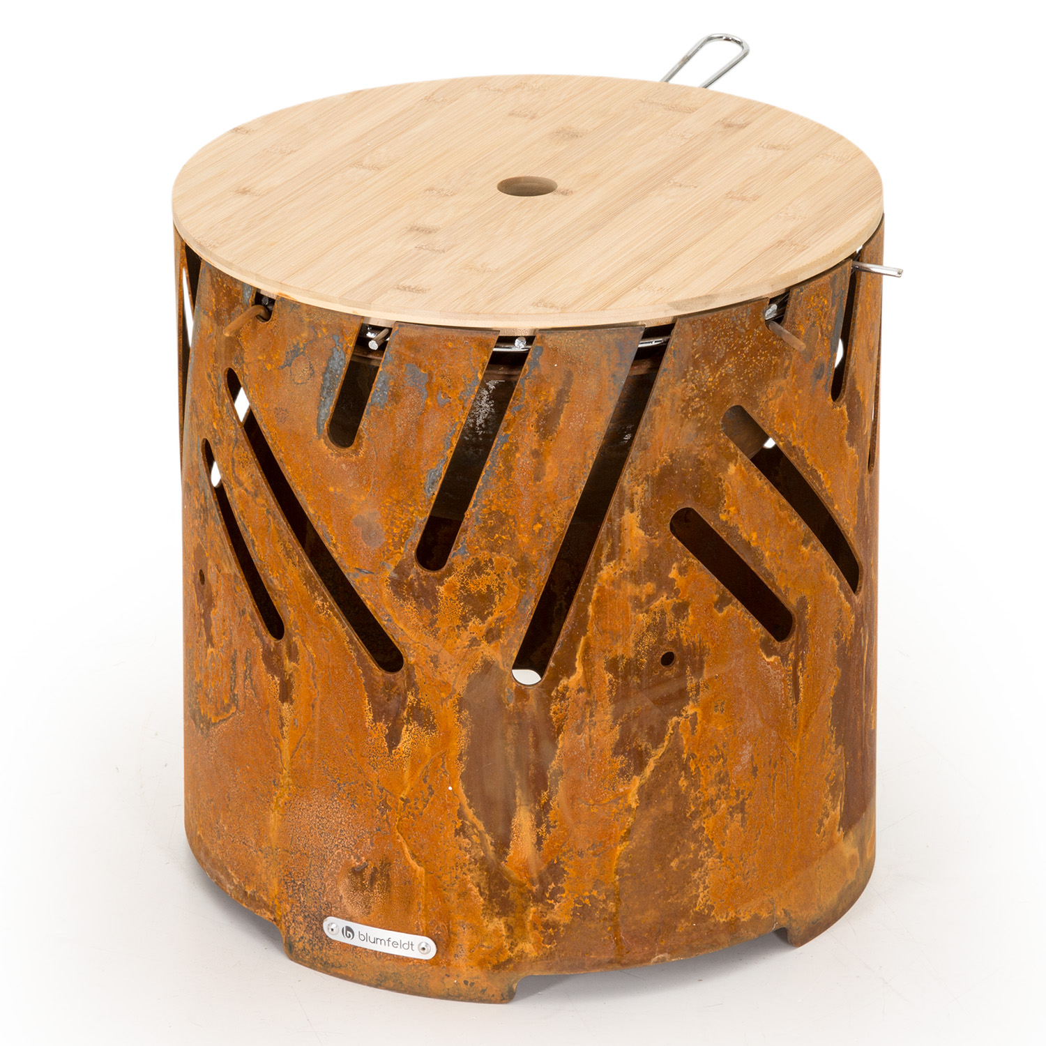 Rostiger Metall-Feuerkorb mit geschnittenen Mustern und Holzdeckel.