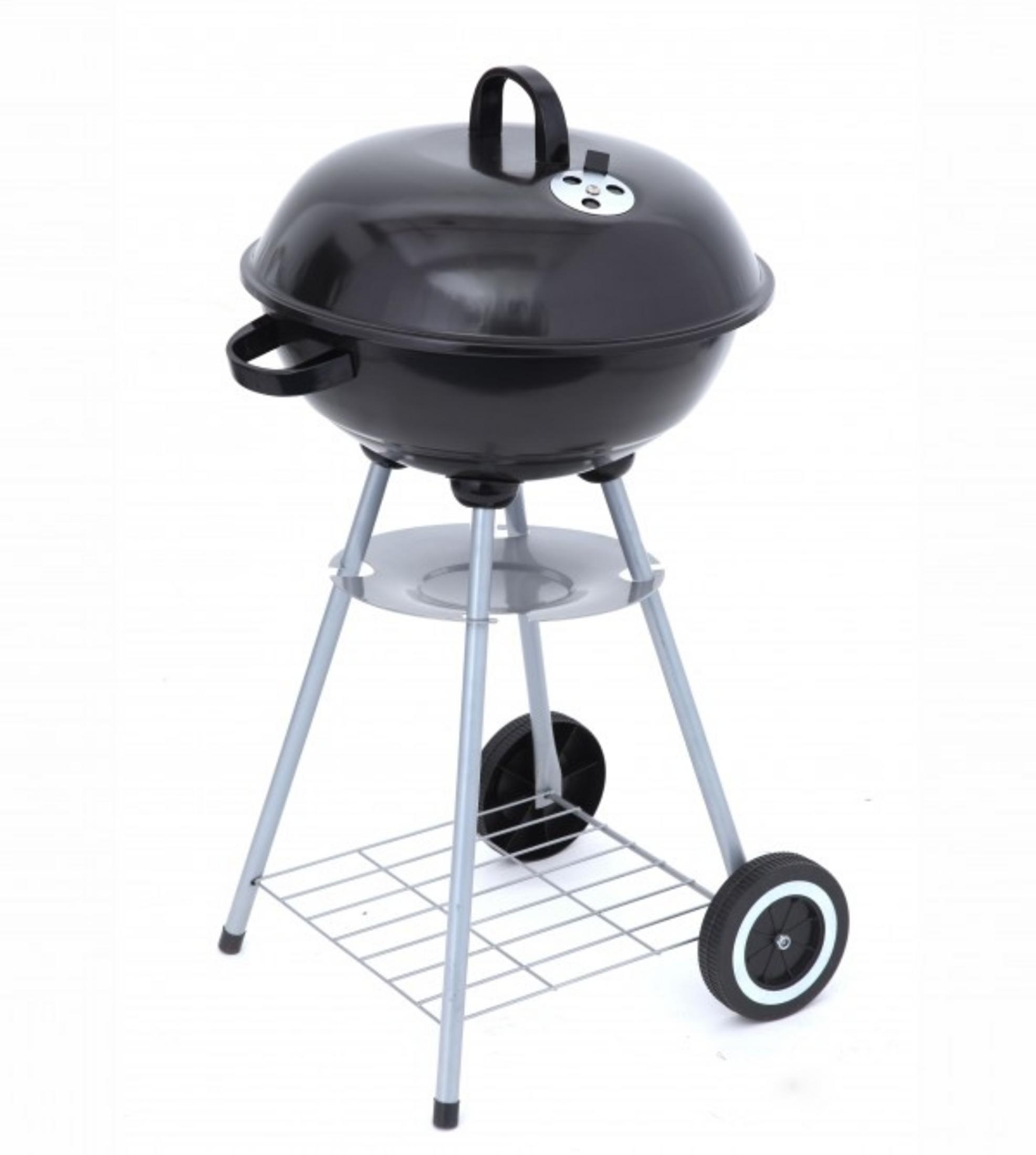 Ein schwarzer Holzkohlegrill auf Rädern mit silbernen Beinen und Ablage.