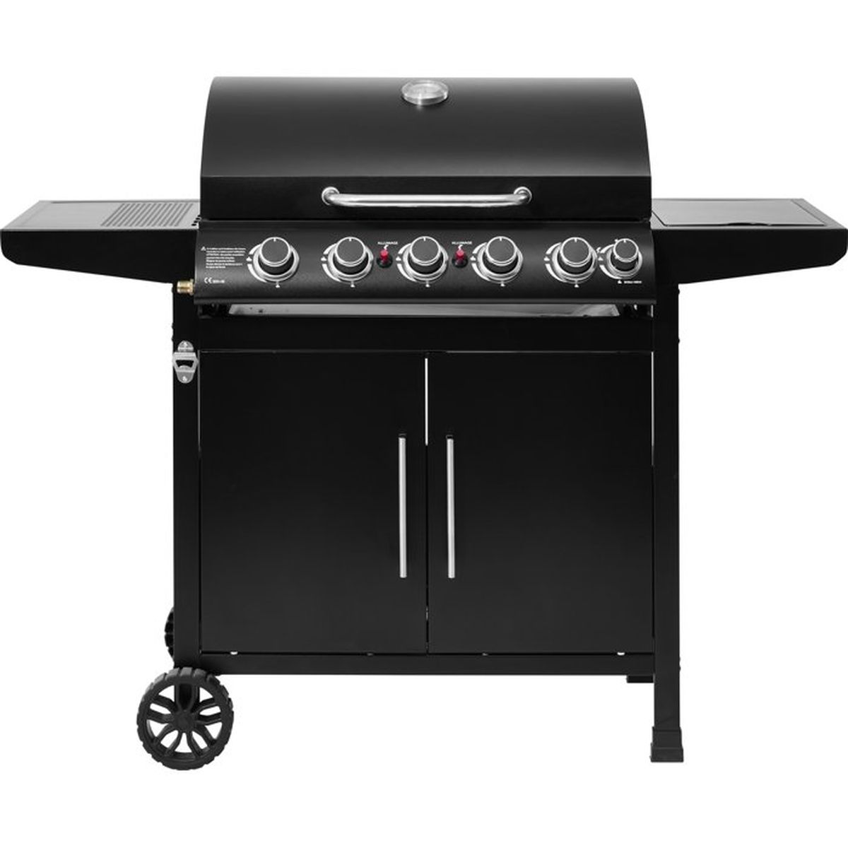 Schwarzer Grill mit zwei Rädern, vier Brennern und Schranktüren.