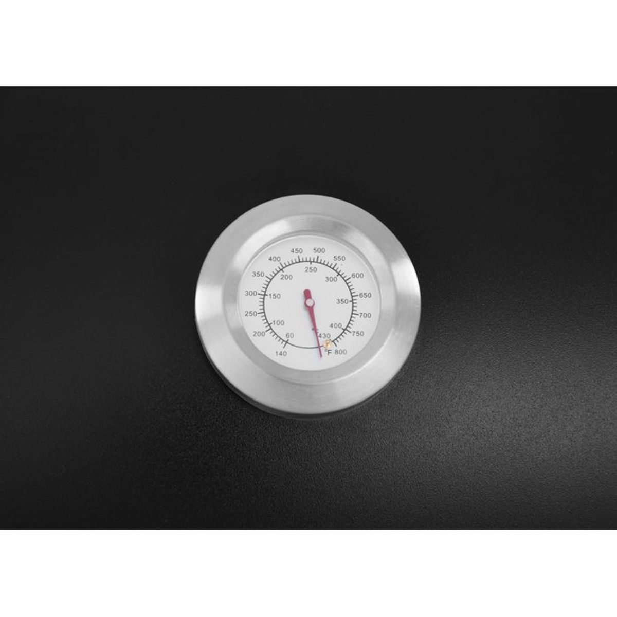 Ein Thermometer mit rotem Zeiger auf schwarzem Hintergrund. Der Zeiger zeigt auf 430°F.