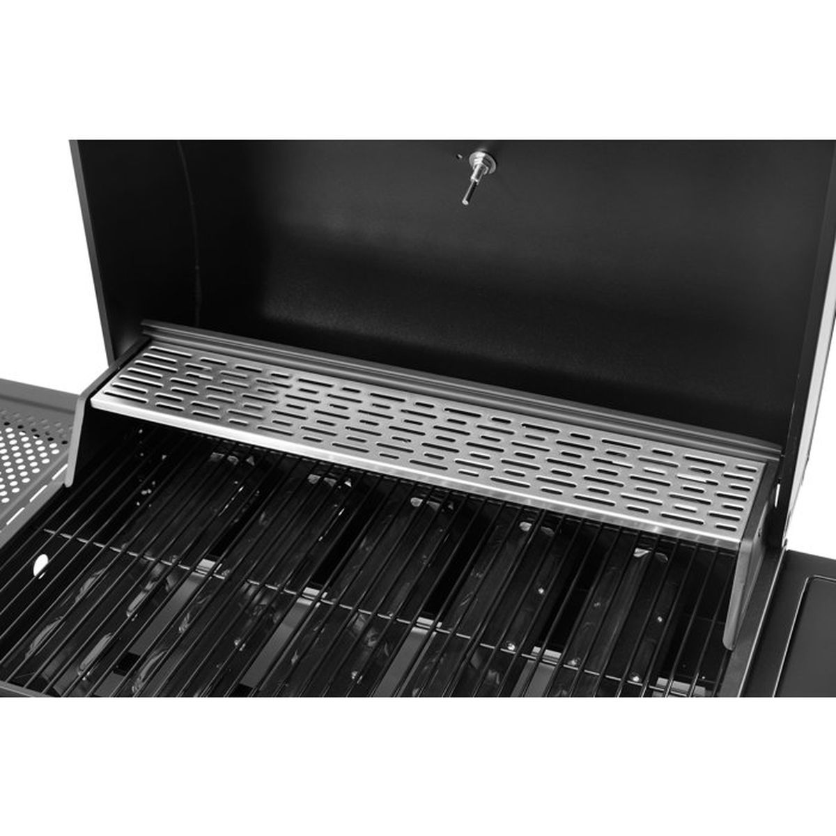Ein offener schwarzer Grill mit Metallrosten und einem oberen Ablagerost.