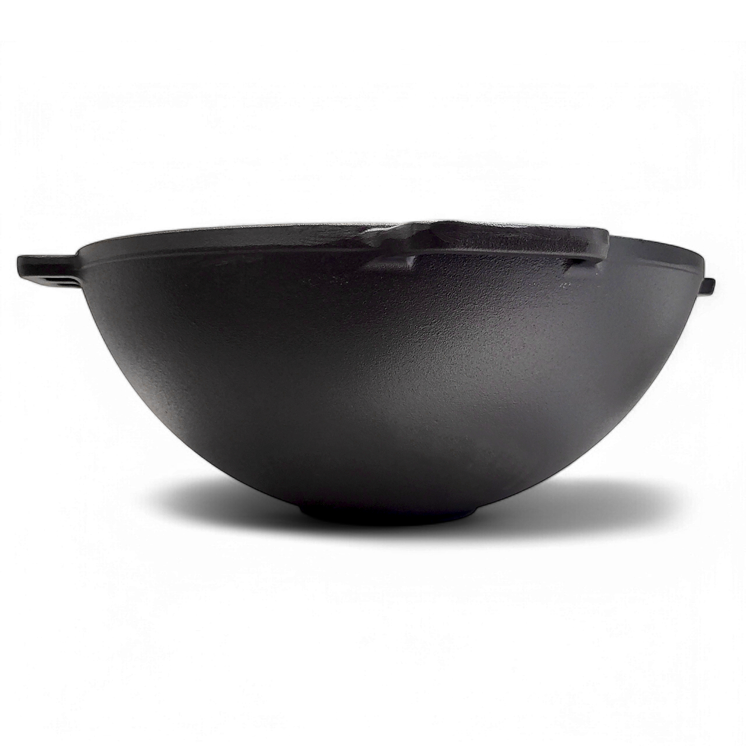 Schwarzer Gusseisen-Wok mit zwei Griffen, auf weißem Hintergrund.