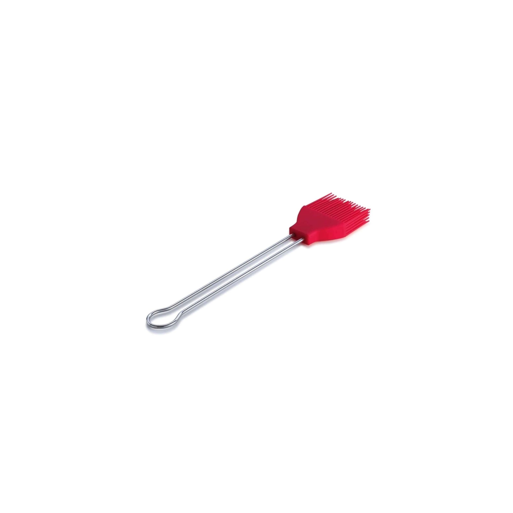 Ein roter Silikonpinsel mit einem silbernen Griff liegt auf weißem Hintergrund.