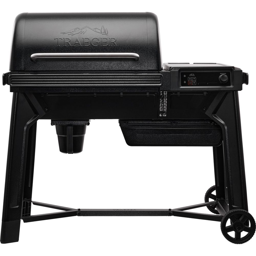 Gril Traeger noir avec roues et panneau de contrôle.