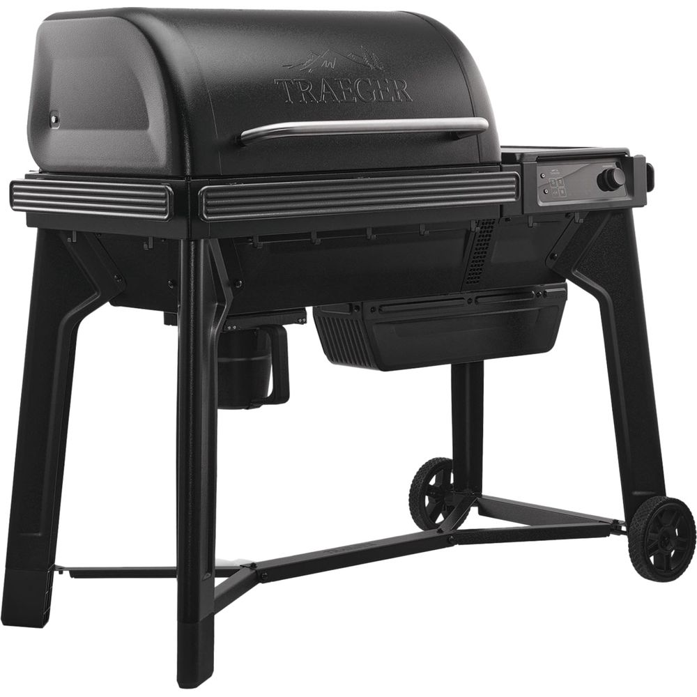 Gril Traeger noir avec roues et tablette latérale.