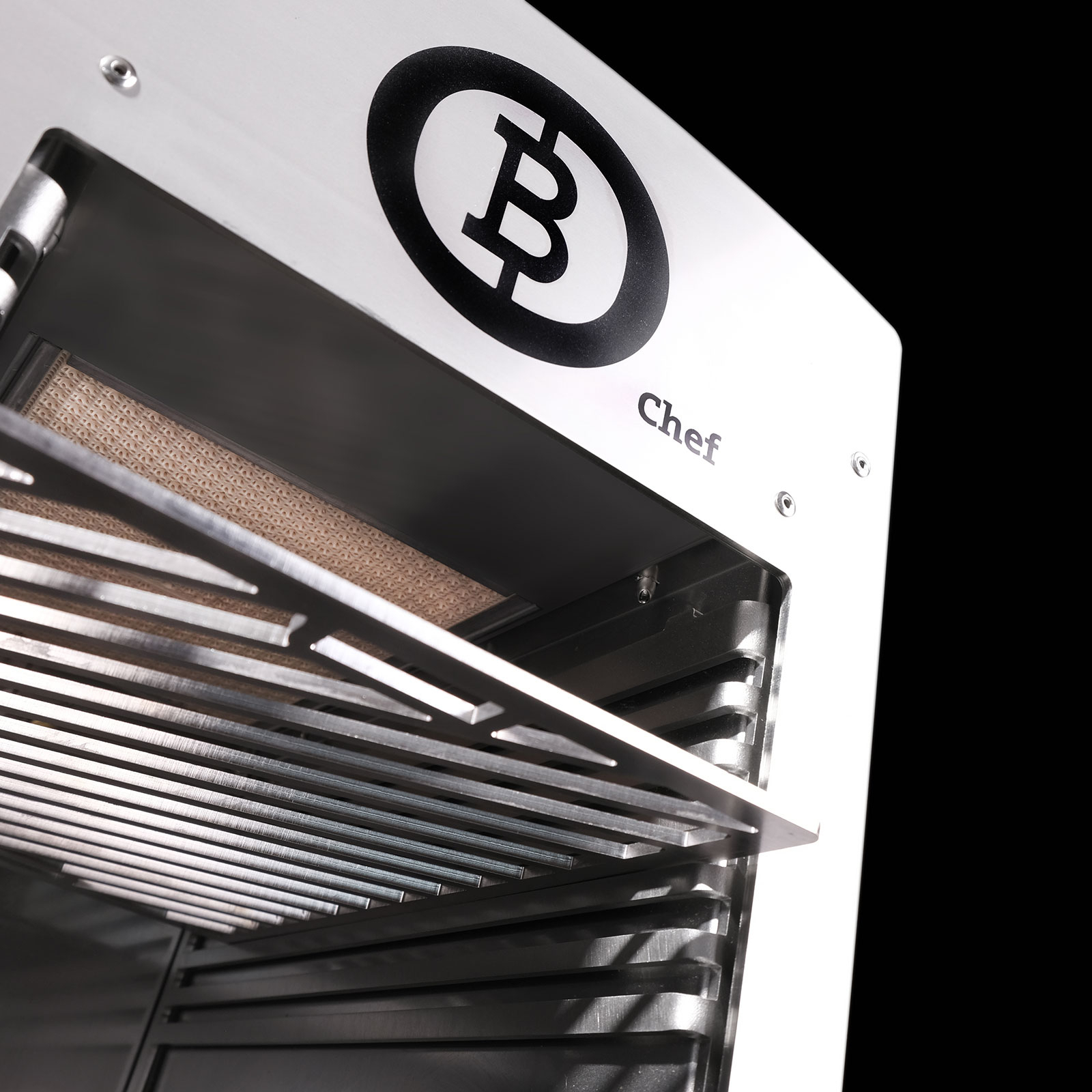 Ein silberner Grill mit einem schwarzen Bitcoin-Logo und dem Wort "Chef".