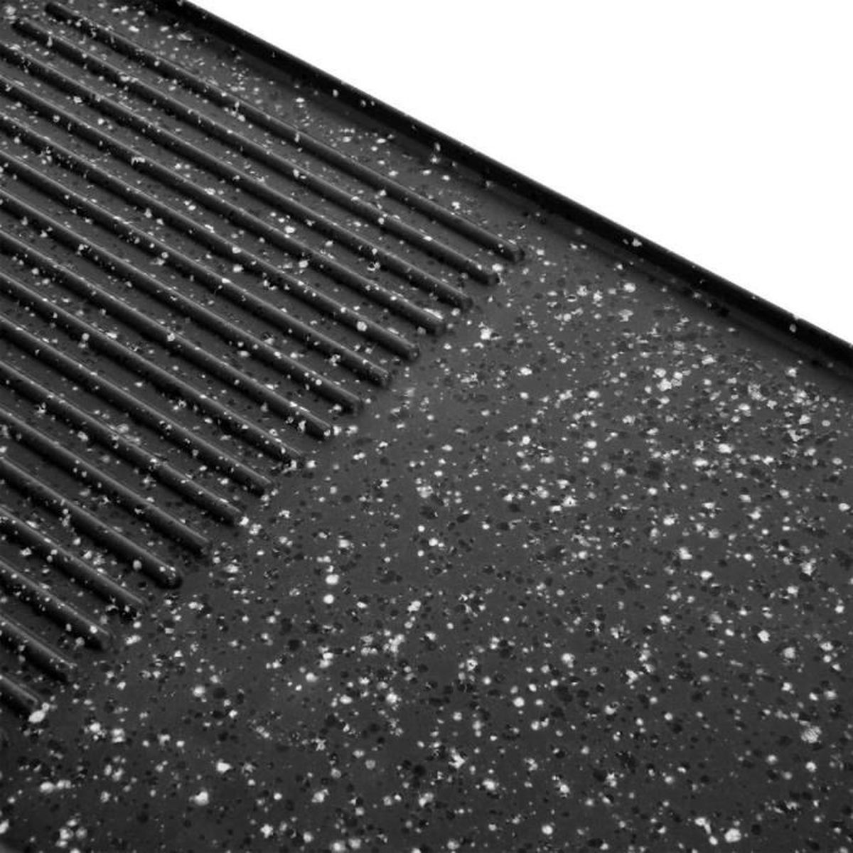 Un primo piano di una piastra per griglia nera con scanalature e trama screziata.
