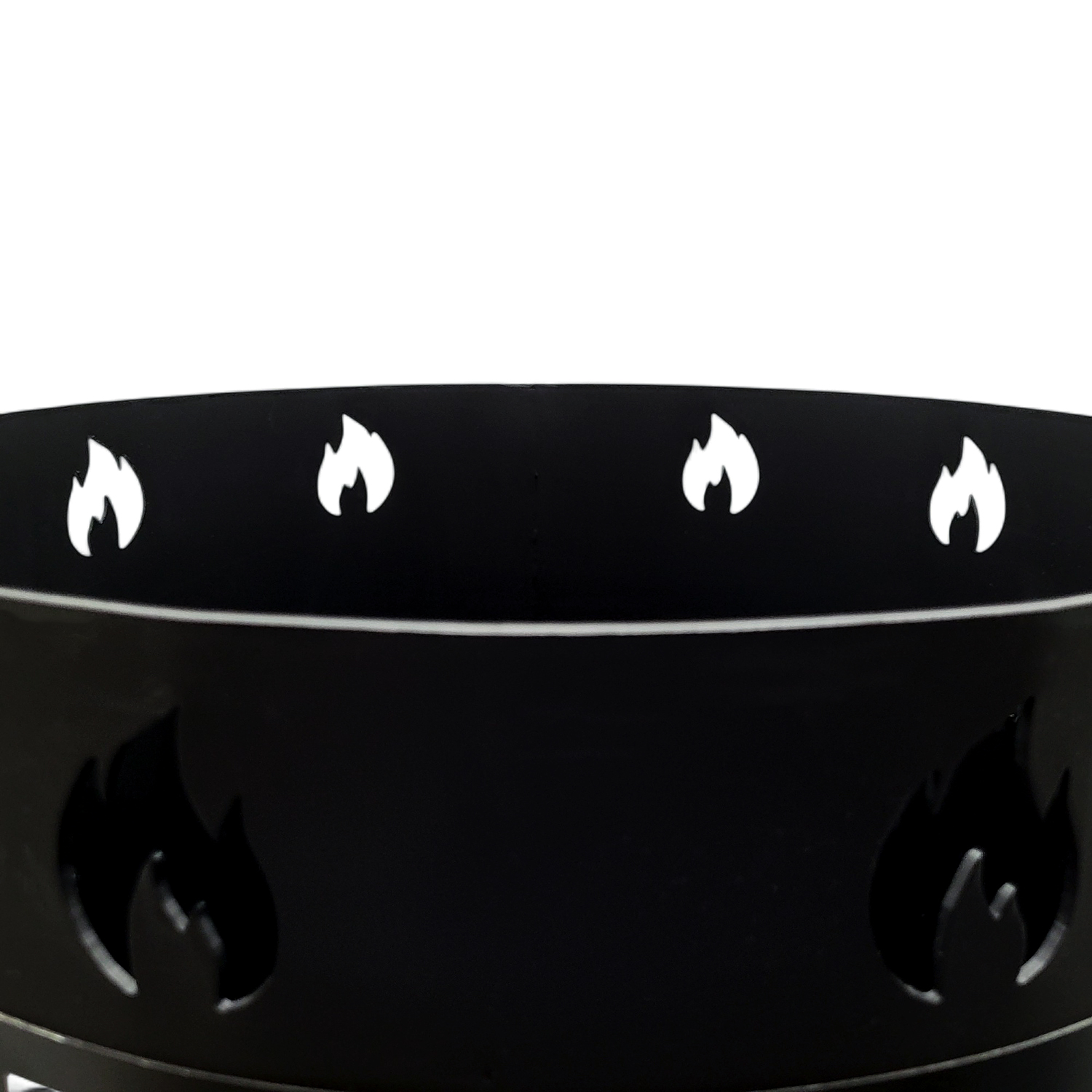 Schwarzer Metallkorb mit Flammenmuster und weißem Rand oben.