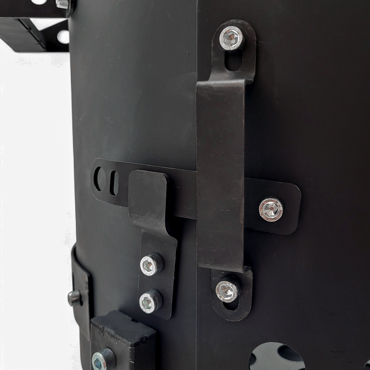 Schwarzmetallkonstruktion mit Schrauben und Halterungen im Nahaufnahme-Detail.