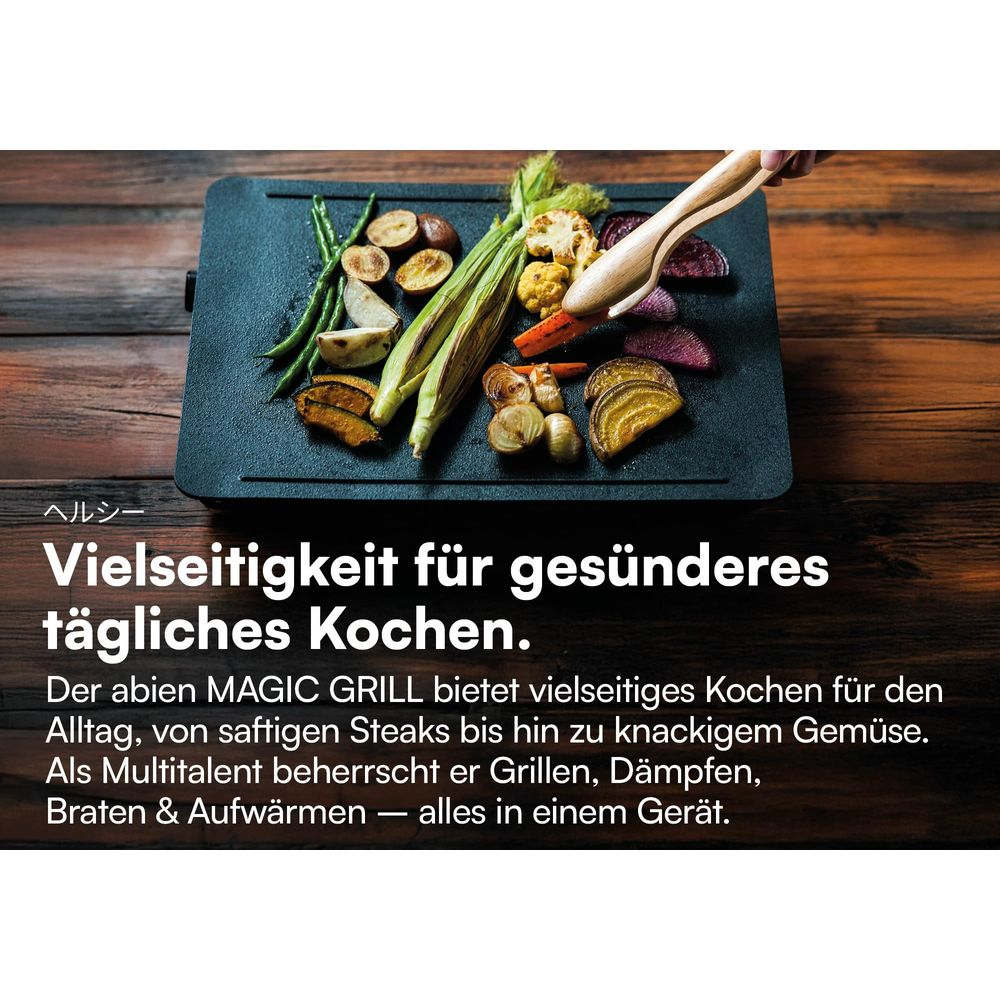 Gegrilltes Gemüse auf einem schwarzen Teller, mit einer Zange daneben.